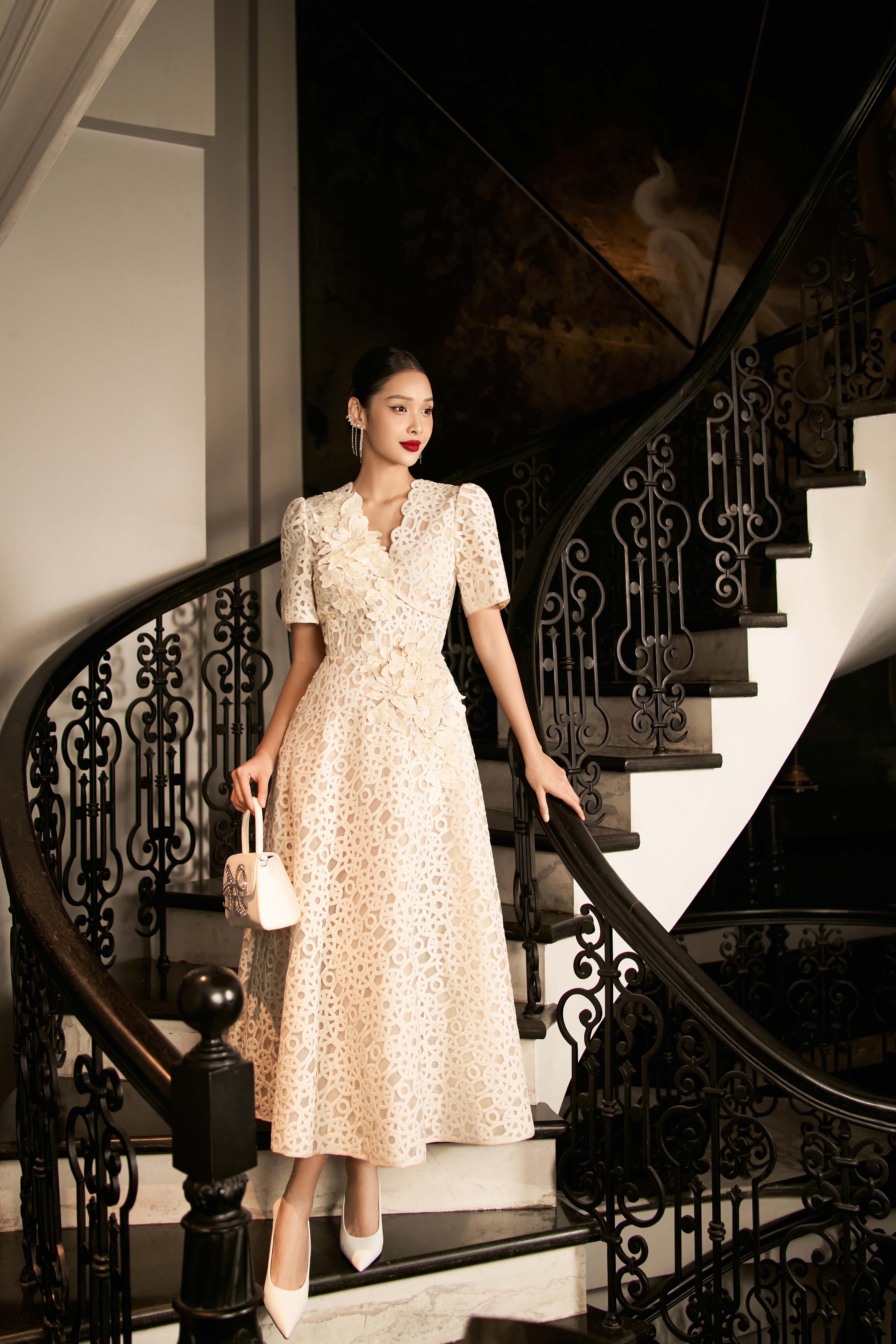 Hier zijn de meest luxueuze, met 3 kleuren versierde feestjurken - Foto 2. Đầm dự tiệc đính kết và 3 gam màu sang trọng bậc nhất là đây- Ảnh 2.