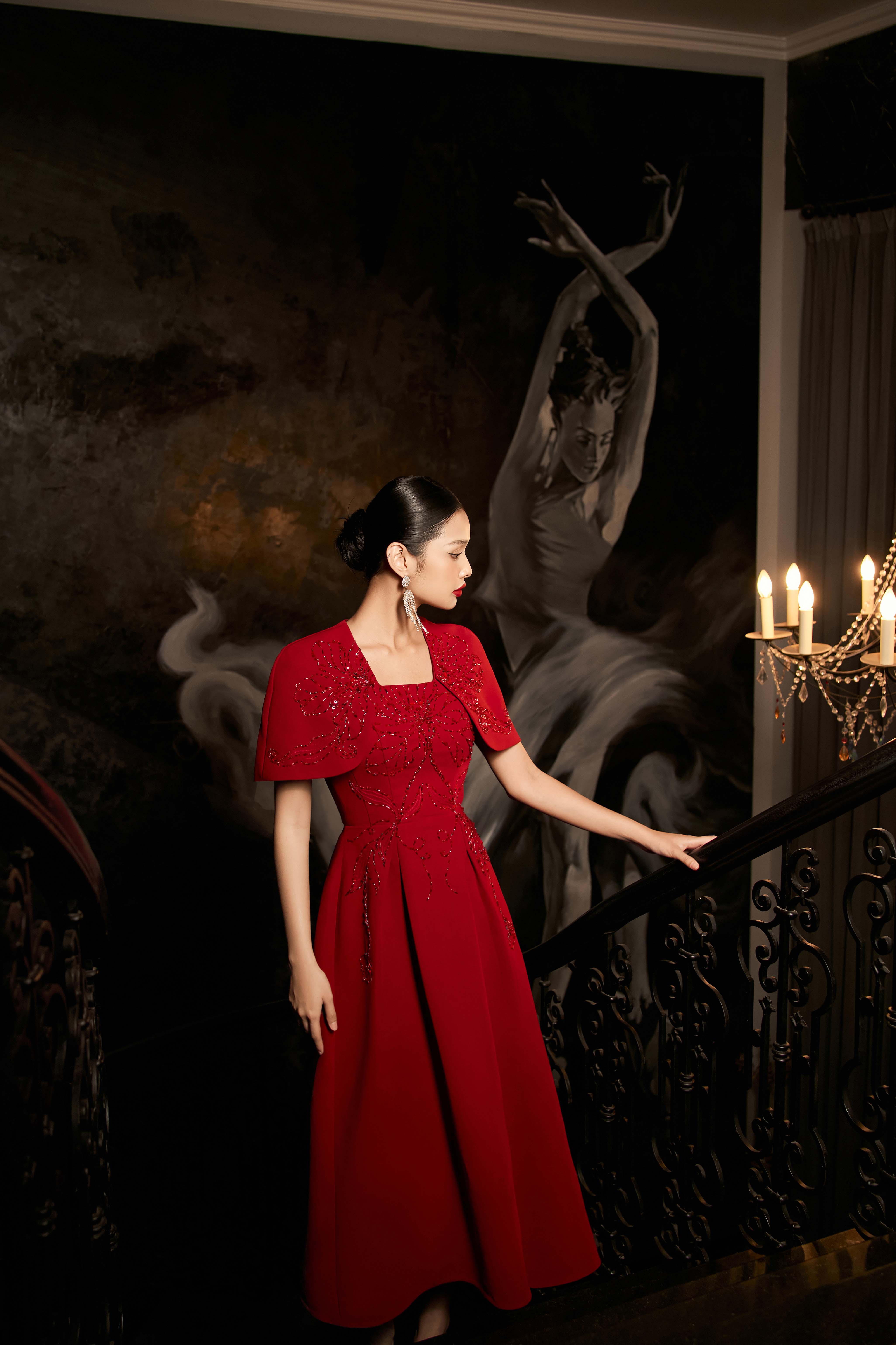 Hier zijn de meest luxueuze, met 3 kleuren versierde feestjurken - Foto 10. Đầm dự tiệc đính kết và 3 gam màu sang trọng bậc nhất là đây- Ảnh 10.