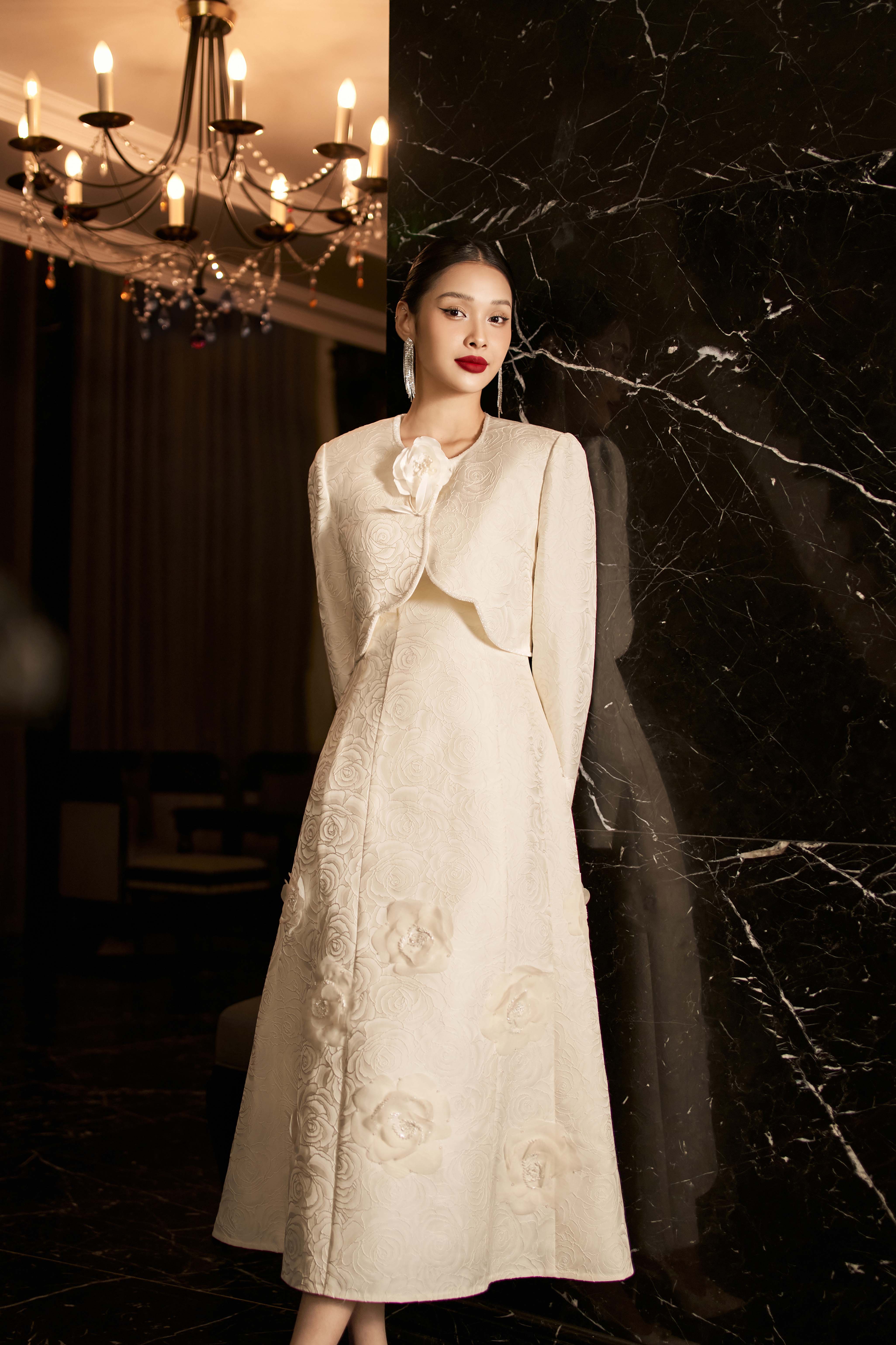Hier zijn de meest luxueuze, met 3 kleuren versierde feestjurken - Foto 4. Đầm dự tiệc đính kết và 3 gam màu sang trọng bậc nhất là đây- Ảnh 4.