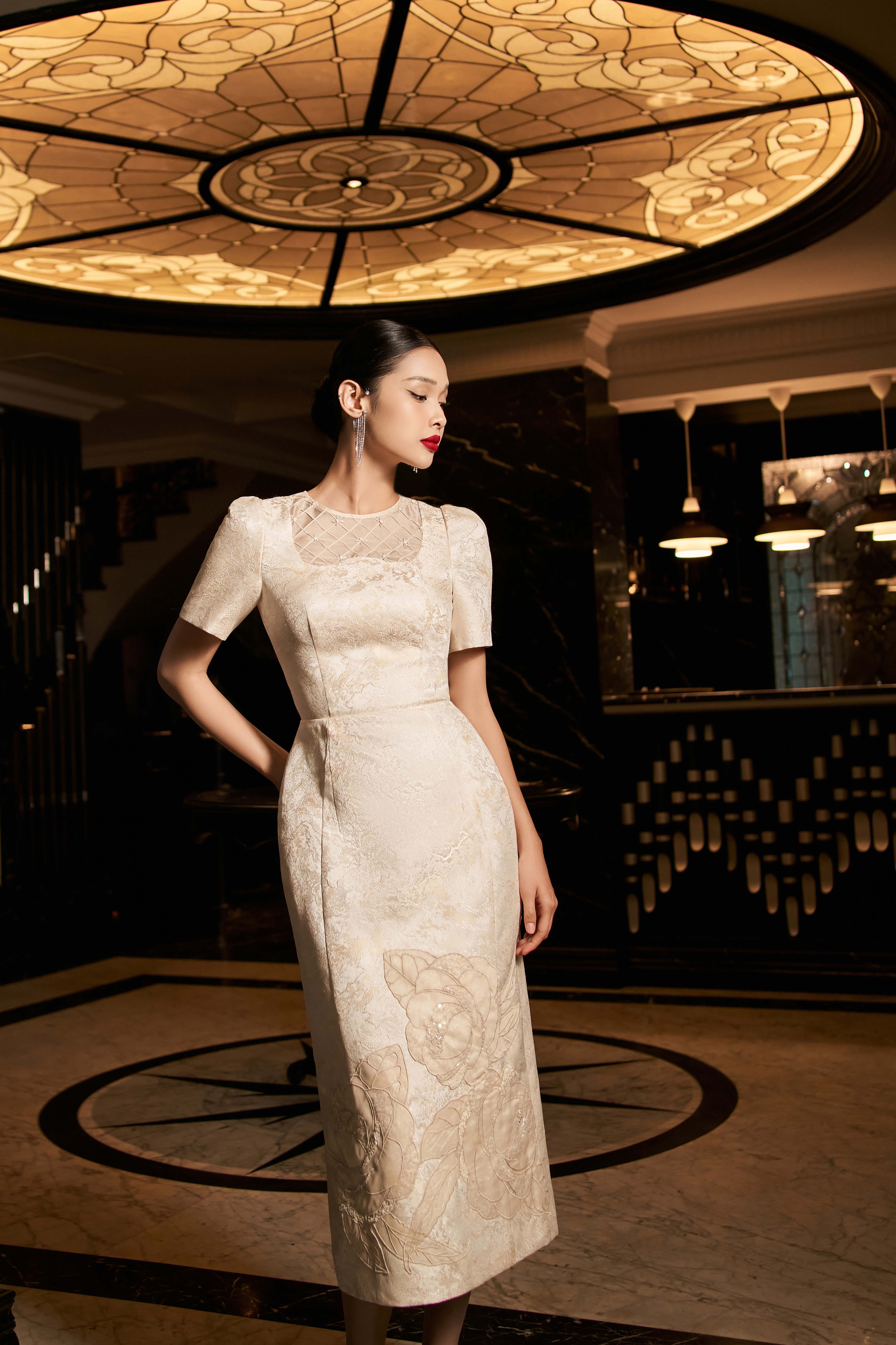 Hier zijn de meest luxueuze, met 3 kleuren versierde feestjurken - Foto 3. Đầm dự tiệc đính kết và 3 gam màu sang trọng bậc nhất là đây- Ảnh 3.
