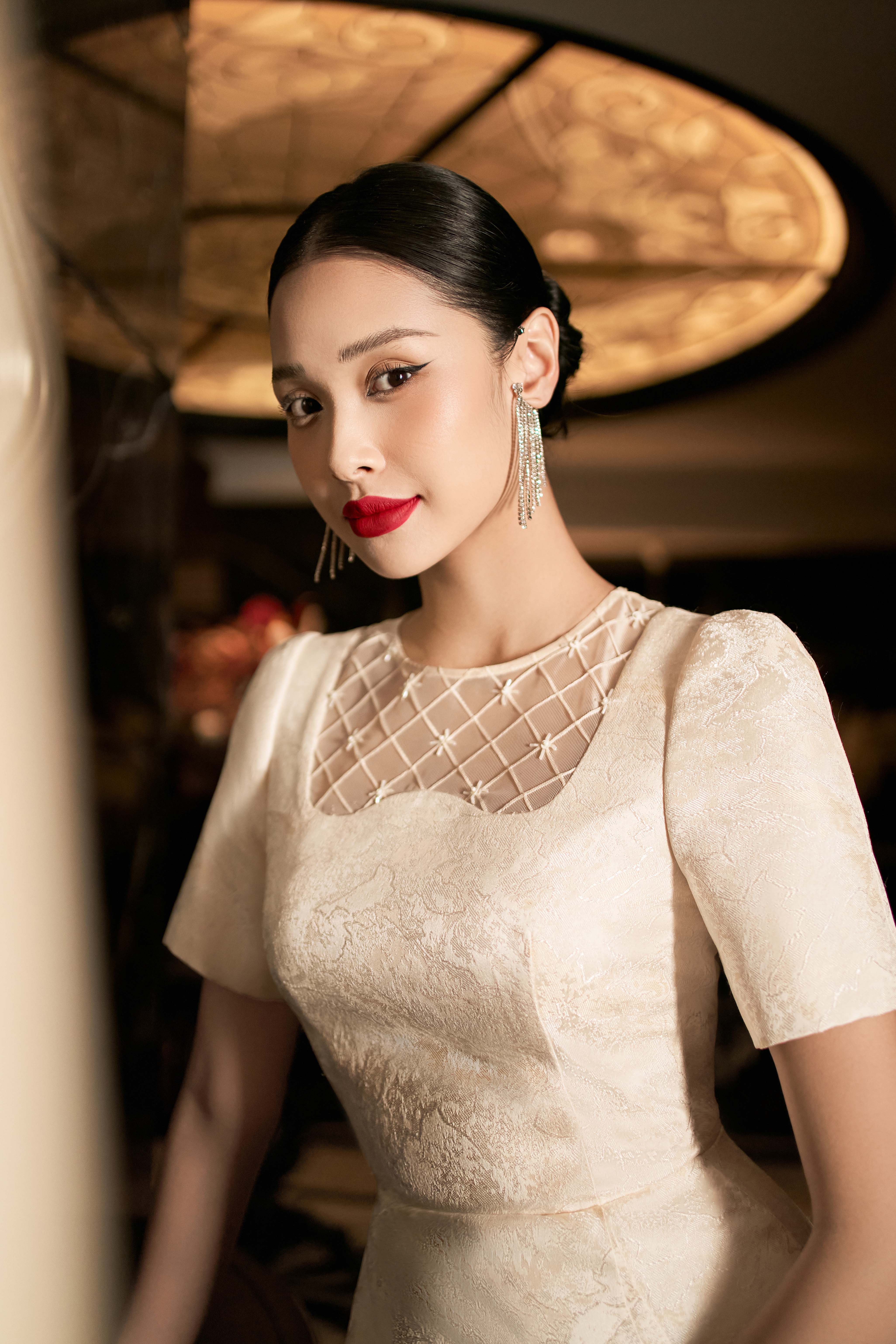 Hier zijn de meest luxueuze, met 3 kleuren versierde feestjurken - Foto 13. Đầm dự tiệc đính kết và 3 gam màu sang trọng bậc nhất là đây- Ảnh 13.