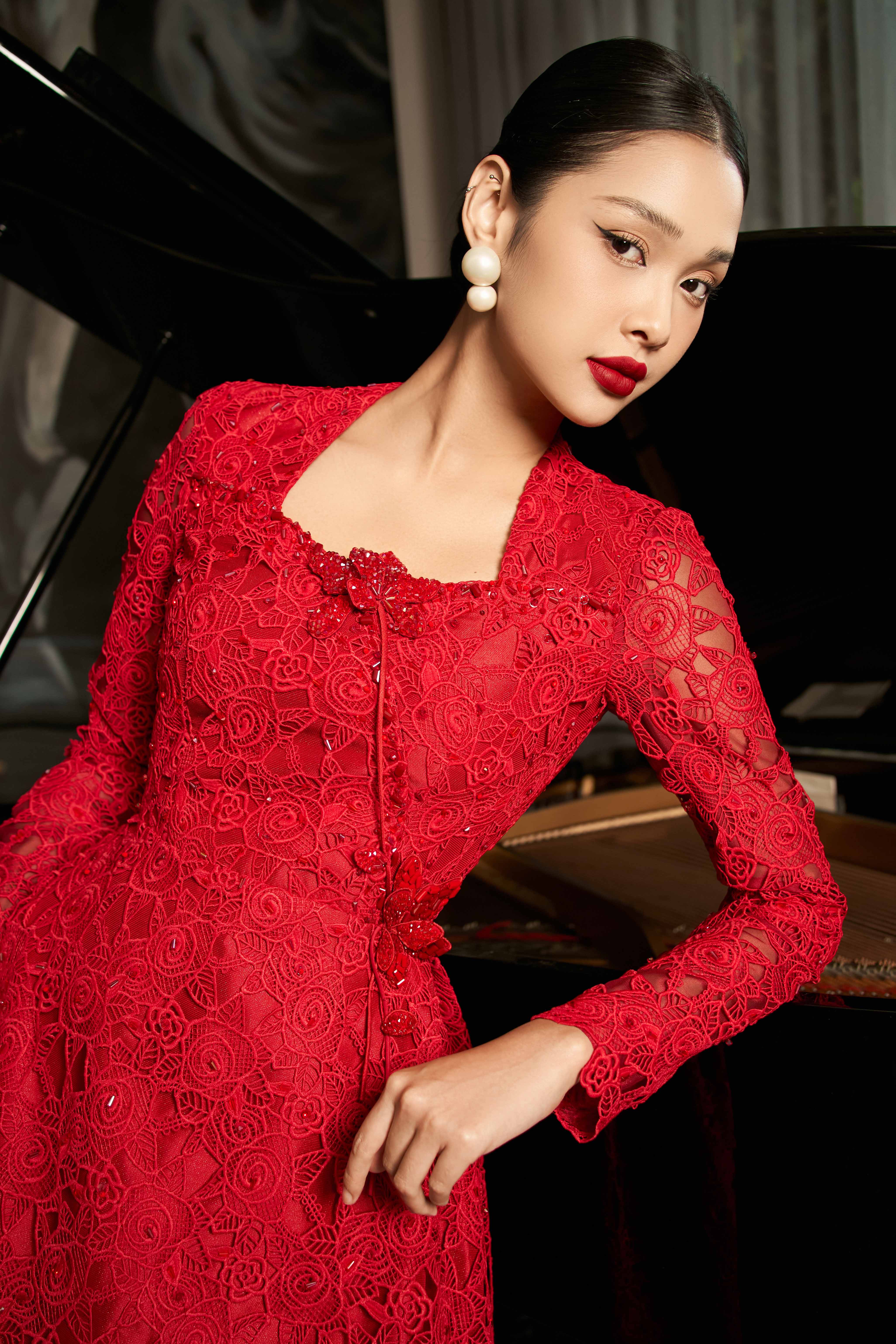 Hier zijn de meest luxueuze, met 3 kleuren versierde feestjurken - Foto 11. Đầm dự tiệc đính kết và 3 gam màu sang trọng bậc nhất là đây- Ảnh 11.