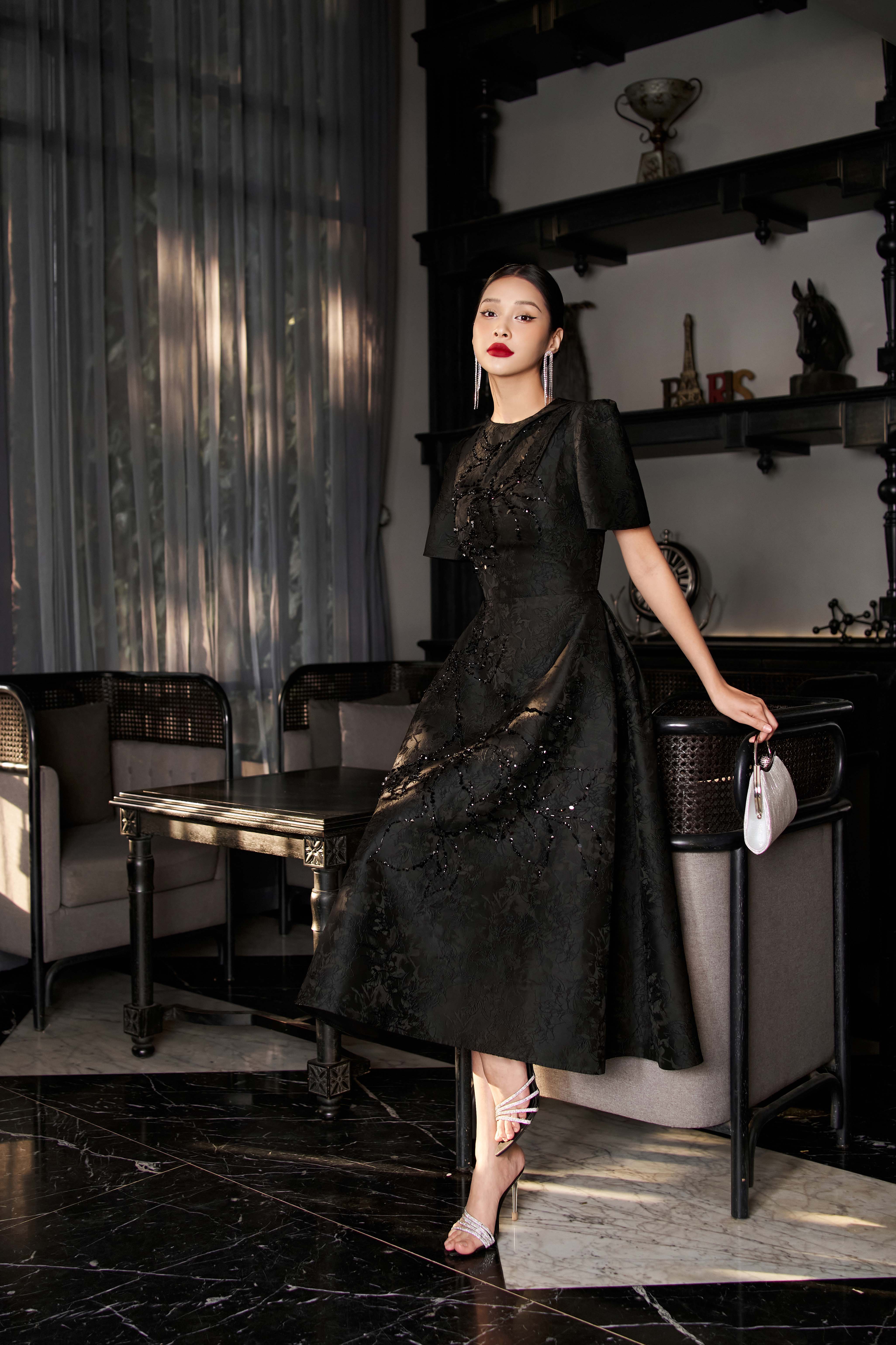 Hier zijn de meest luxueuze, met 3 kleuren versierde feestjurken - Foto 8. Đầm dự tiệc đính kết và 3 gam màu sang trọng bậc nhất là đây- Ảnh 8.