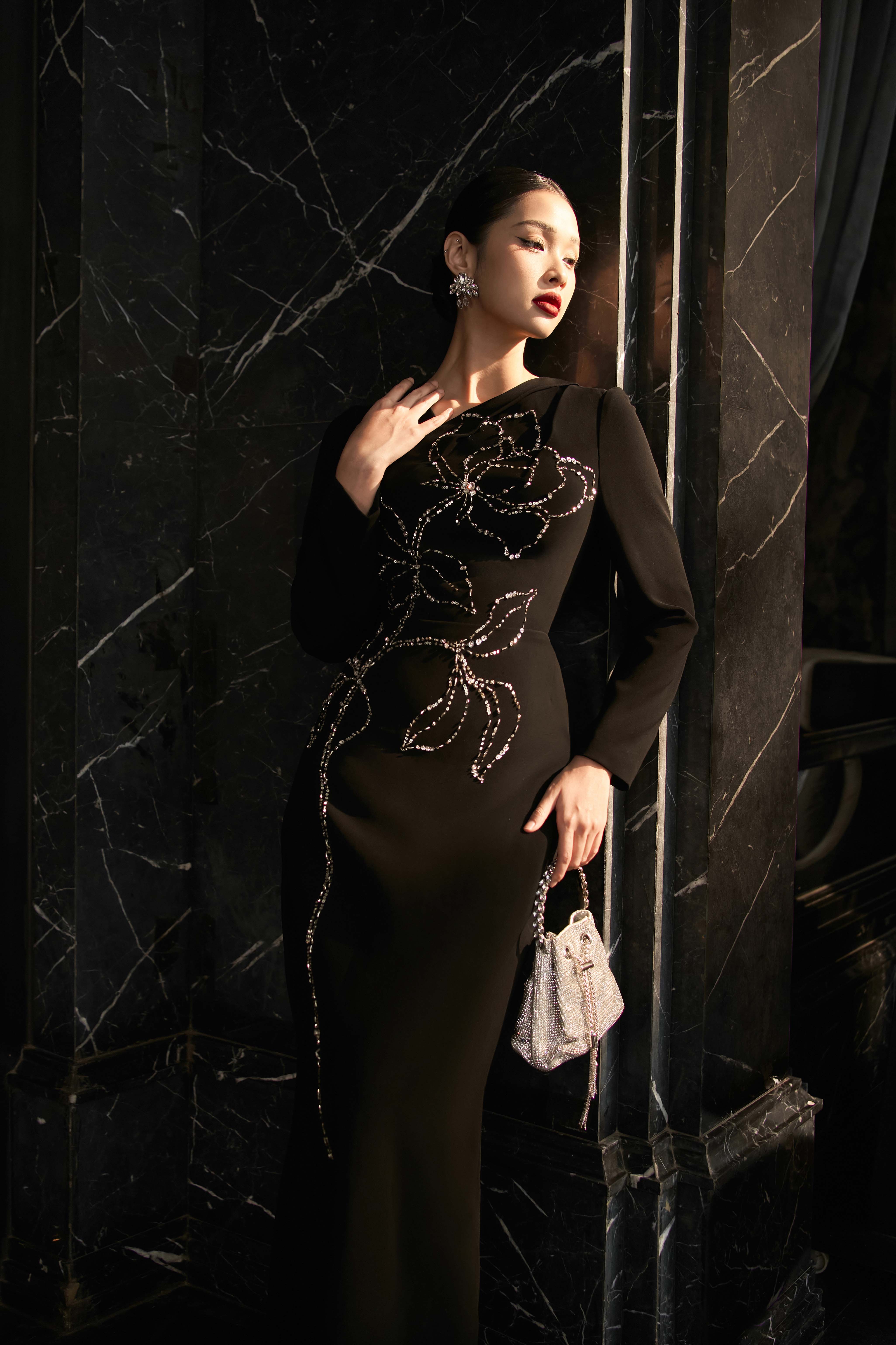 Hier zijn de meest luxueuze, met 3 kleuren versierde feestjurken - Foto 7. Đầm dự tiệc đính kết và 3 gam màu sang trọng bậc nhất là đây- Ảnh 7.