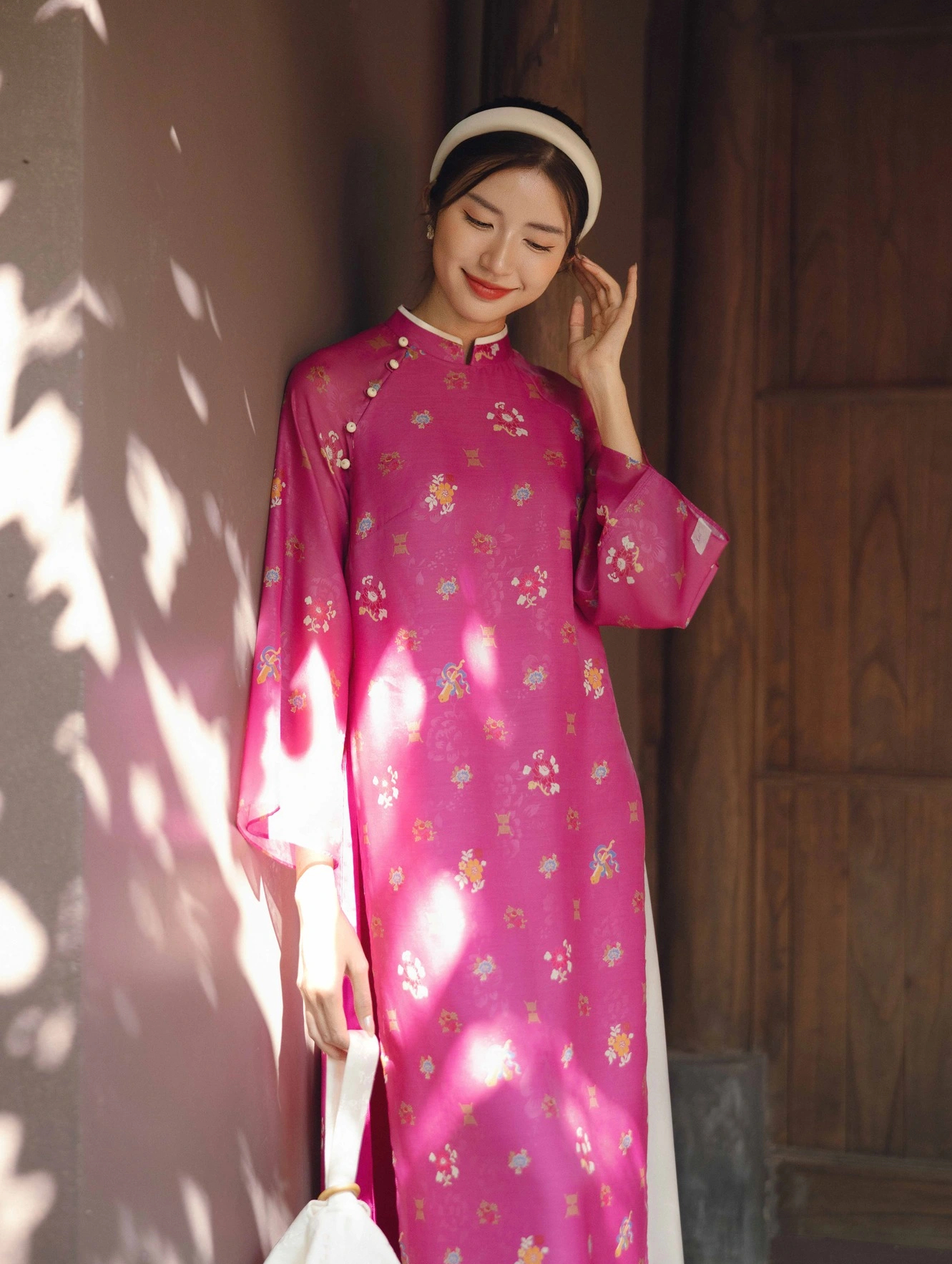 Tipy na nošení ao dai v mnoha stylech, které chce vidět každý - Foto 1. Gợi ý diện áo dài tết đa phong cách, ai cũng muốn ngắm nhìn- Ảnh 1.