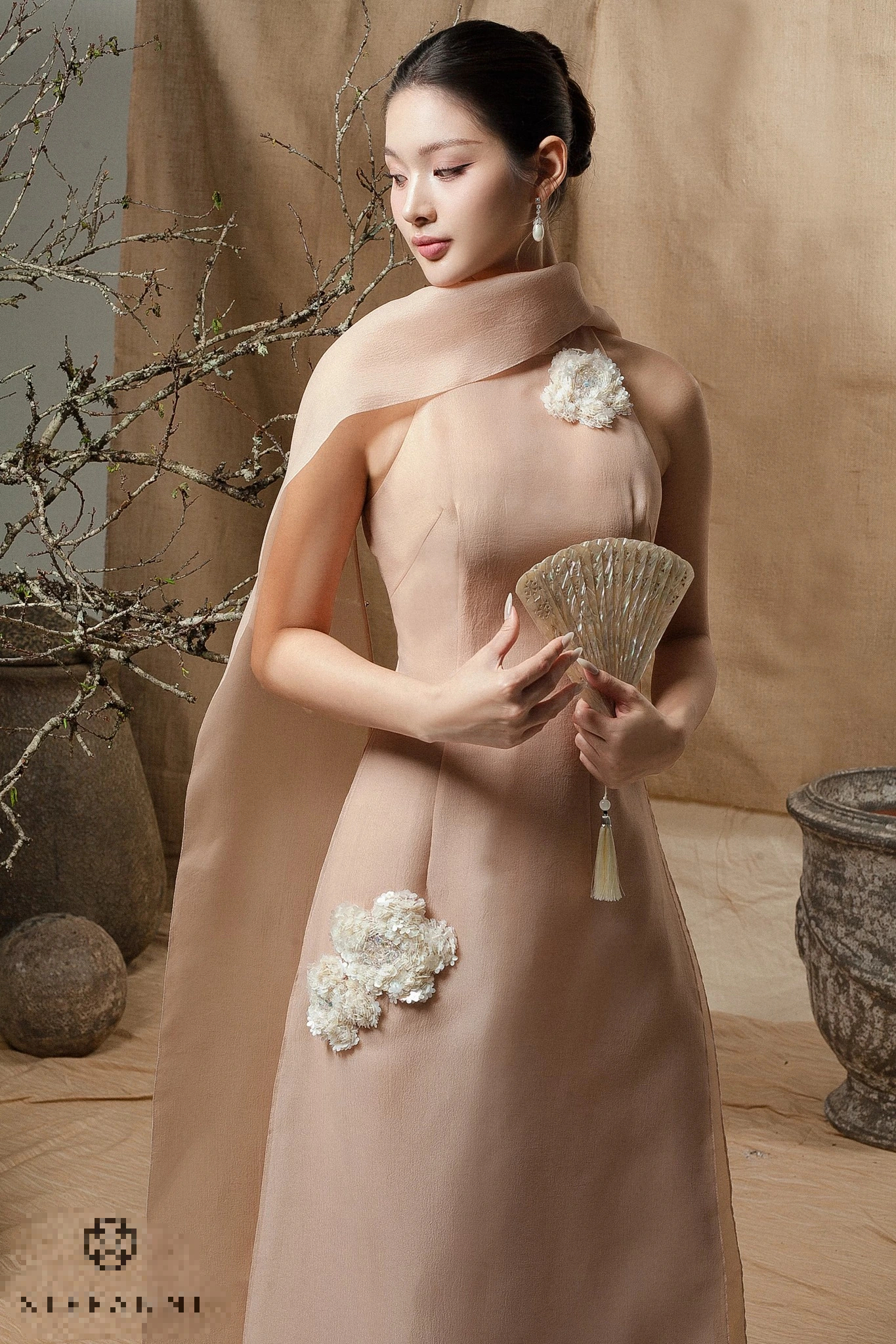 Sametové květinové ao dai a krajkové ao dai jsou vrcholem stylu Tet - Foto 12. Áo dài nhung hoa, áo dài ren là điểm nhấn cho phong cách mùa tết- Ảnh 12.