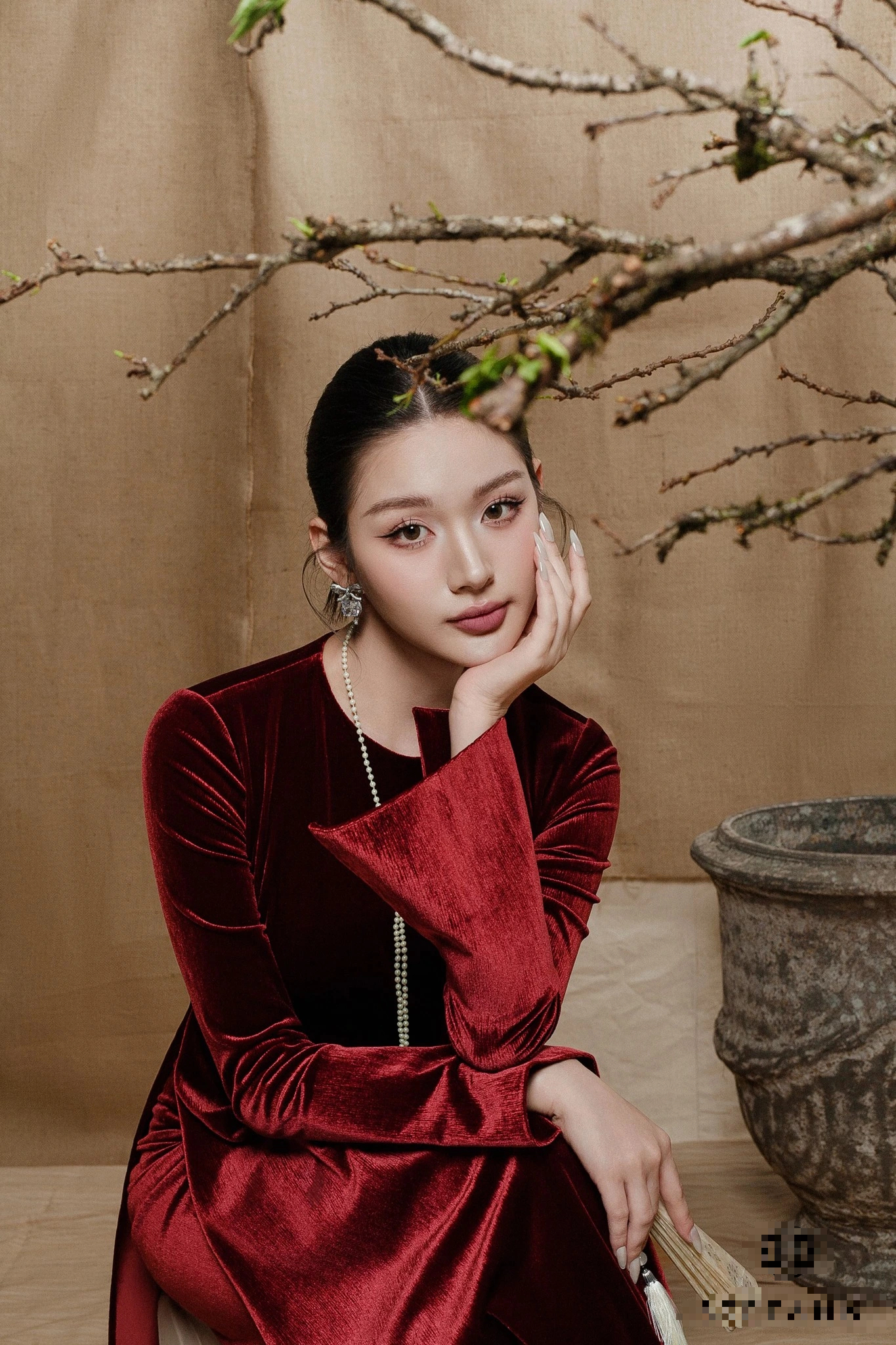 Sametové květinové ao dai a krajkové ao dai jsou vrcholem stylu Tet - Foto 8. Áo dài nhung hoa, áo dài ren là điểm nhấn cho phong cách mùa tết- Ảnh 8.