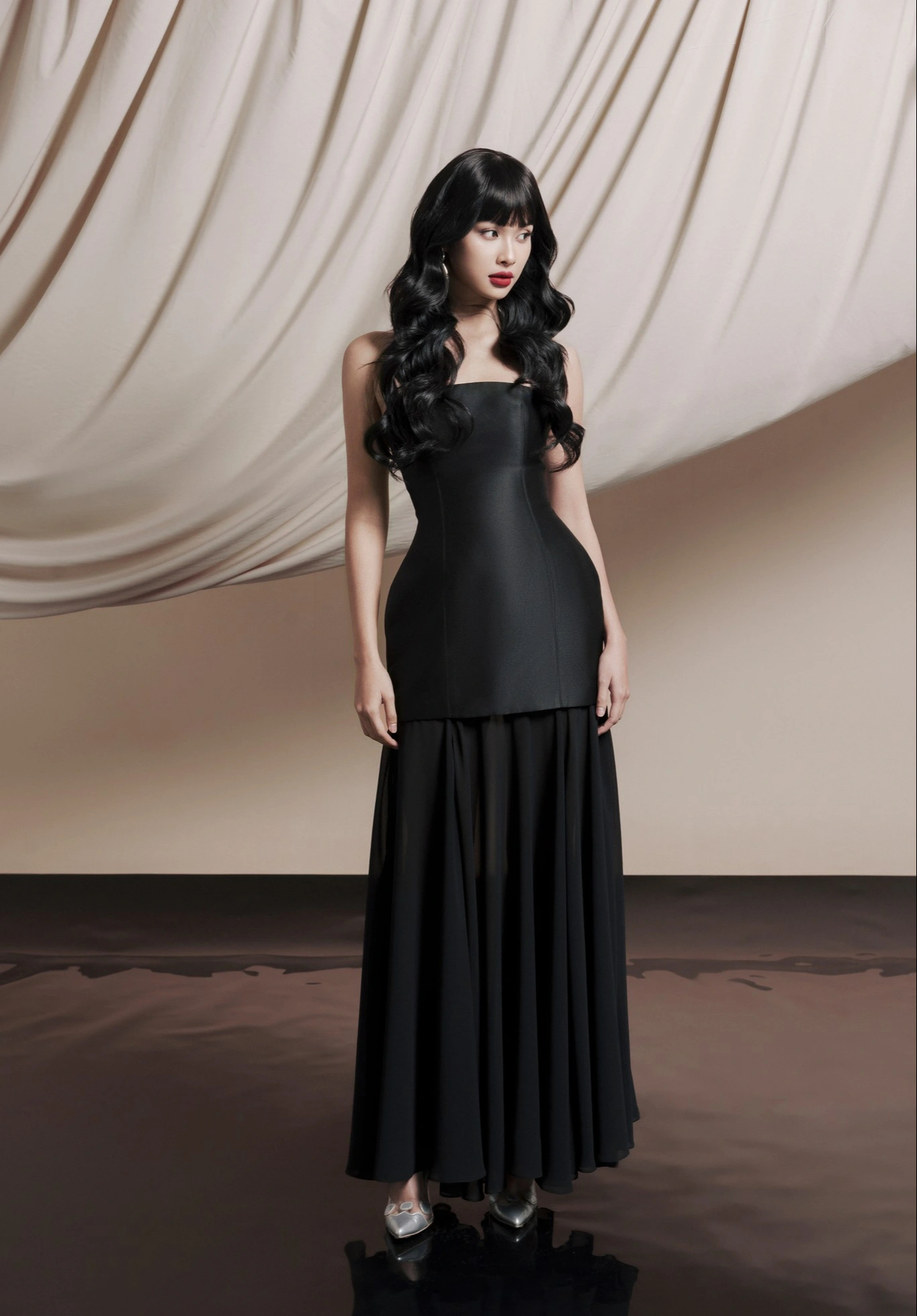 लंबी पोशाकें सबसे खूबसूरत शीतकालीन पोशाक हैं - फोटो 7. Váy dài là kiểu trang phục thanh lịch nhất ngày đông- Ảnh 7.