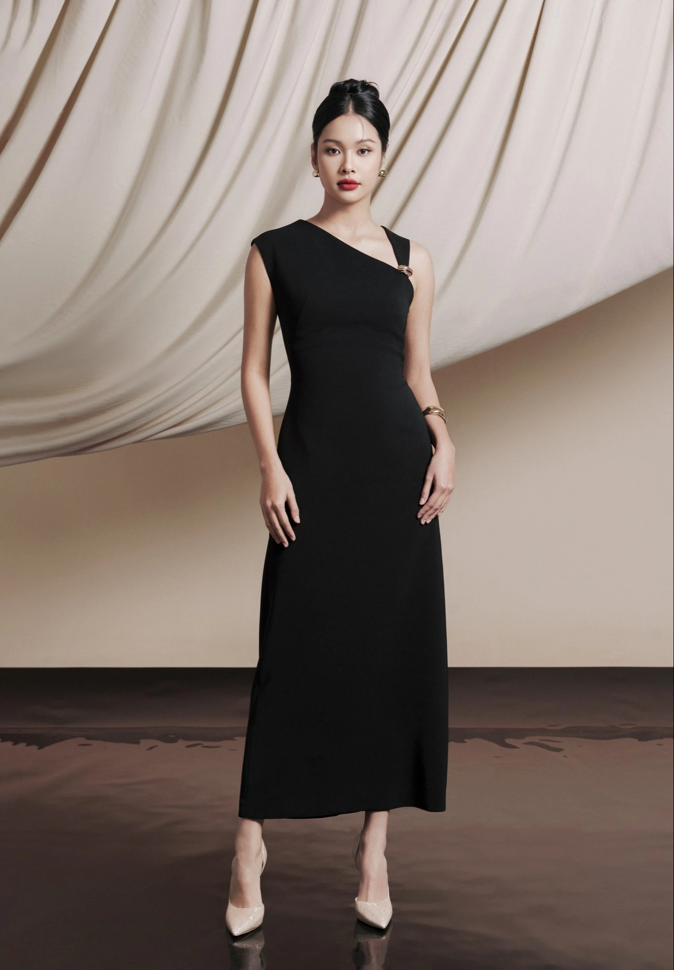 लंबी पोशाकें सबसे खूबसूरत शीतकालीन पोशाक हैं - फोटो 5. Váy dài là kiểu trang phục thanh lịch nhất ngày đông- Ảnh 5.