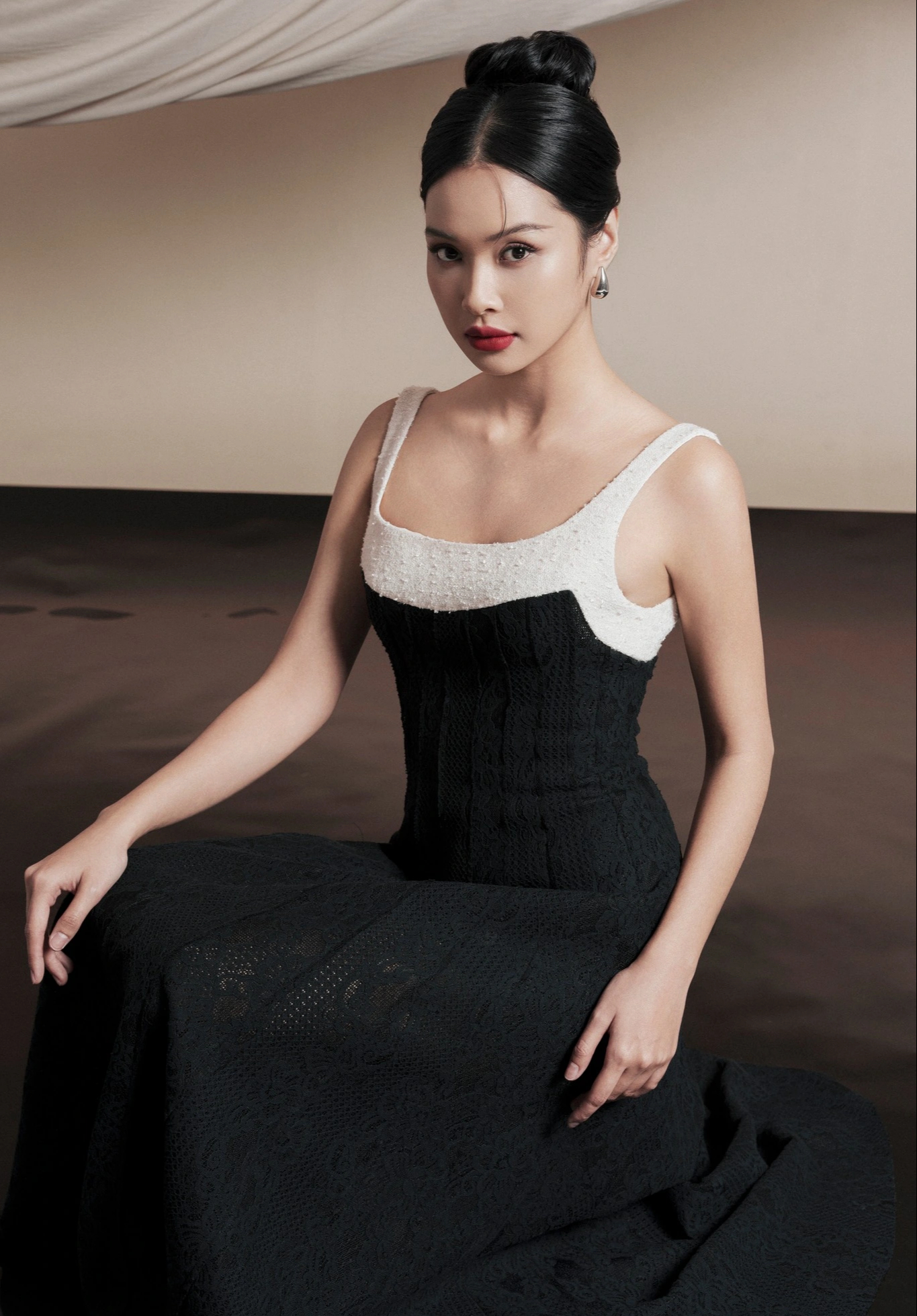 लंबी पोशाकें सबसे खूबसूरत शीतकालीन पोशाक हैं - फोटो 9. Váy dài là kiểu trang phục thanh lịch nhất ngày đông- Ảnh 9.