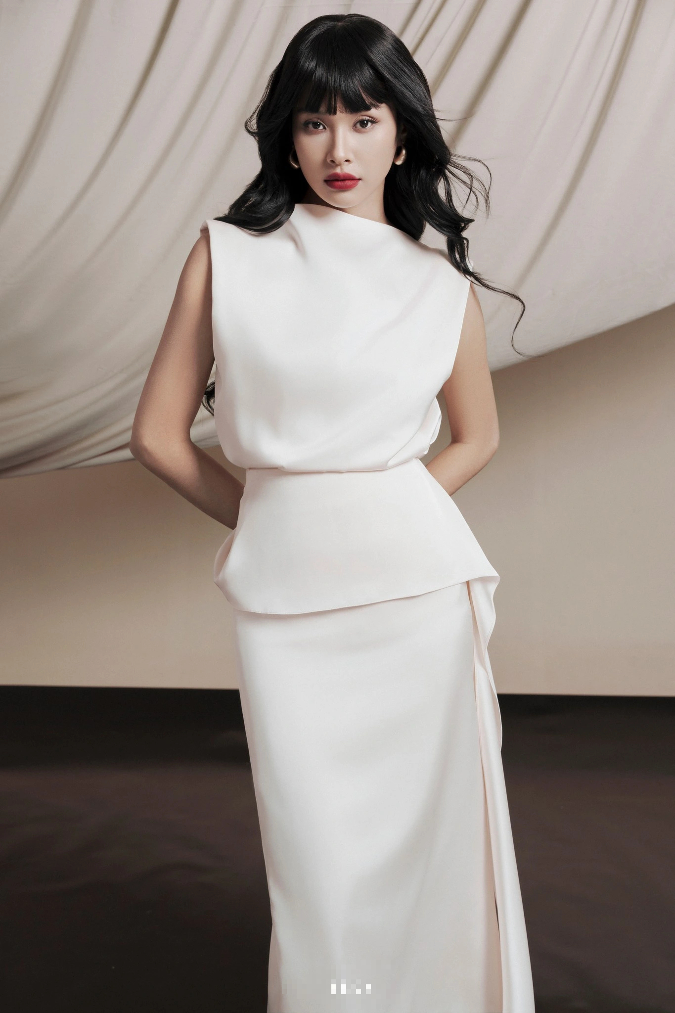 लंबी पोशाकें सबसे खूबसूरत शीतकालीन पोशाक हैं - फोटो 4. Váy dài là kiểu trang phục thanh lịch nhất ngày đông- Ảnh 4.