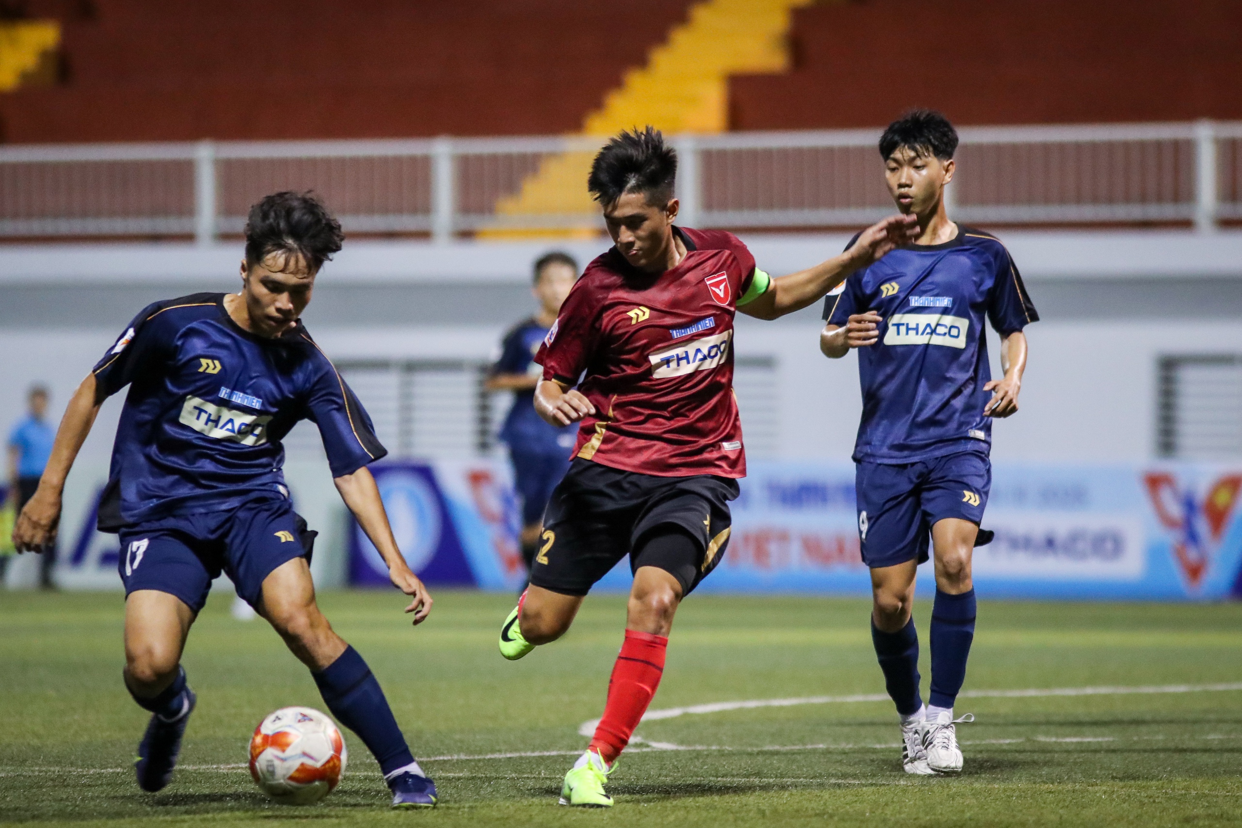 Thắng đối thủ nặng ký Văn Lang, đội ĐH Công nghiệp TP.HCM vẫn lo ngay ngáy cho vé vào play-off- Ảnh 2.