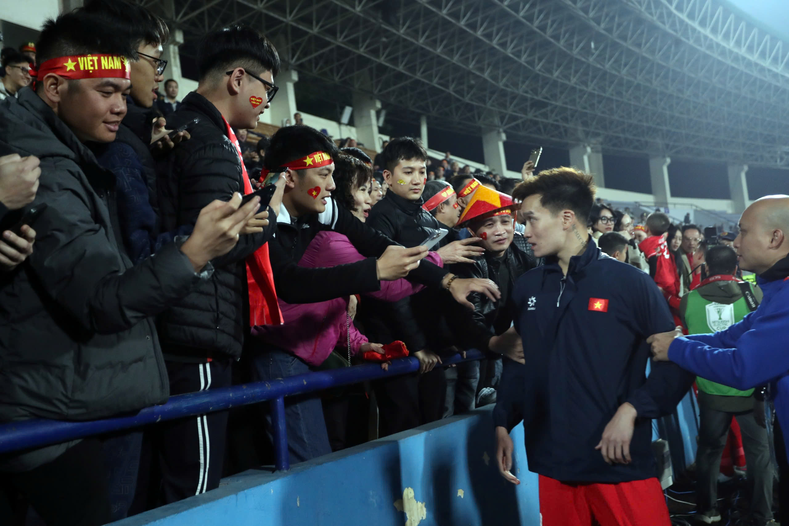 Ticket fever to watch the Vietnamese team: When love burns again - Photo 2.