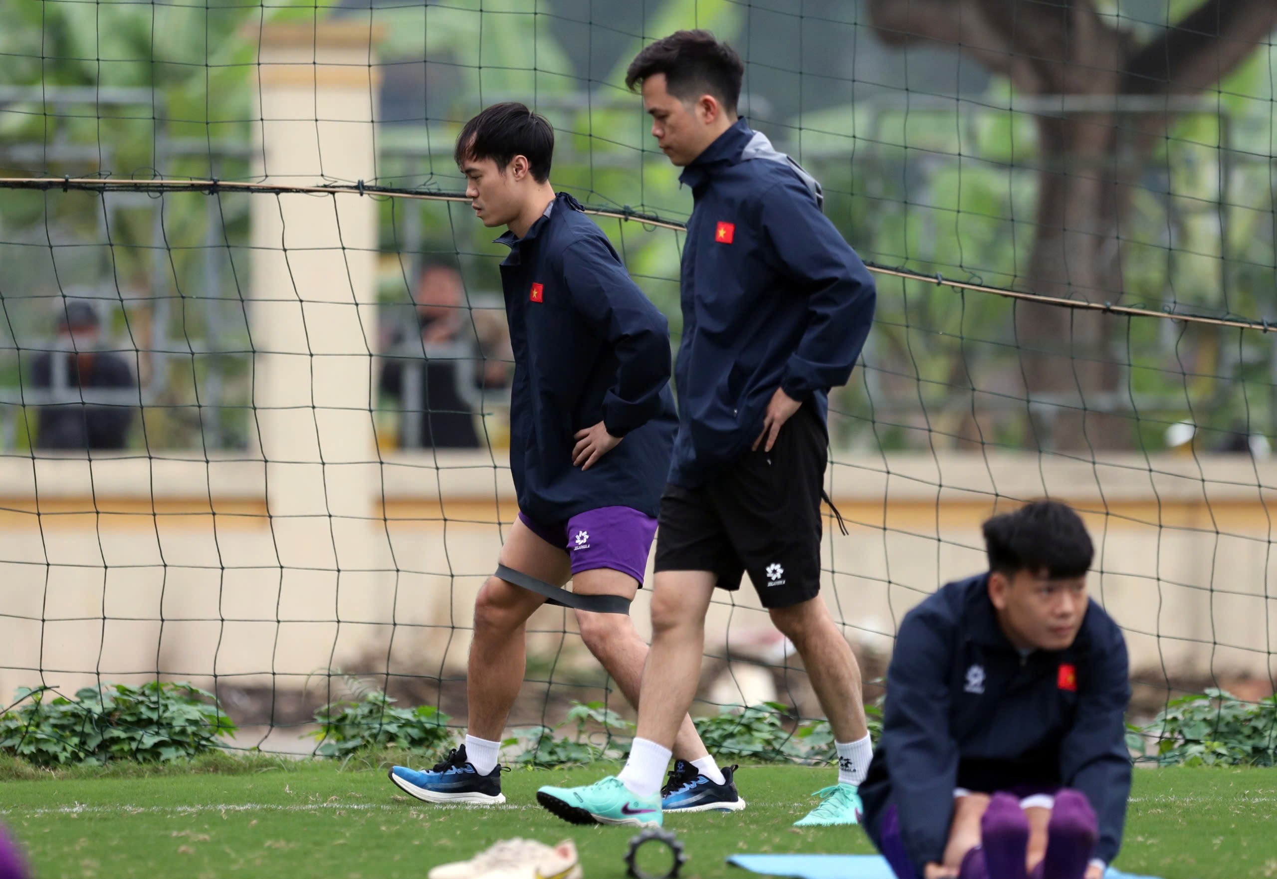 Coach Kim Sang-sik showed off his talent in juggling the ball, fans'leaned' against the fence to watch the Vietnamese team practice - Photo 9.