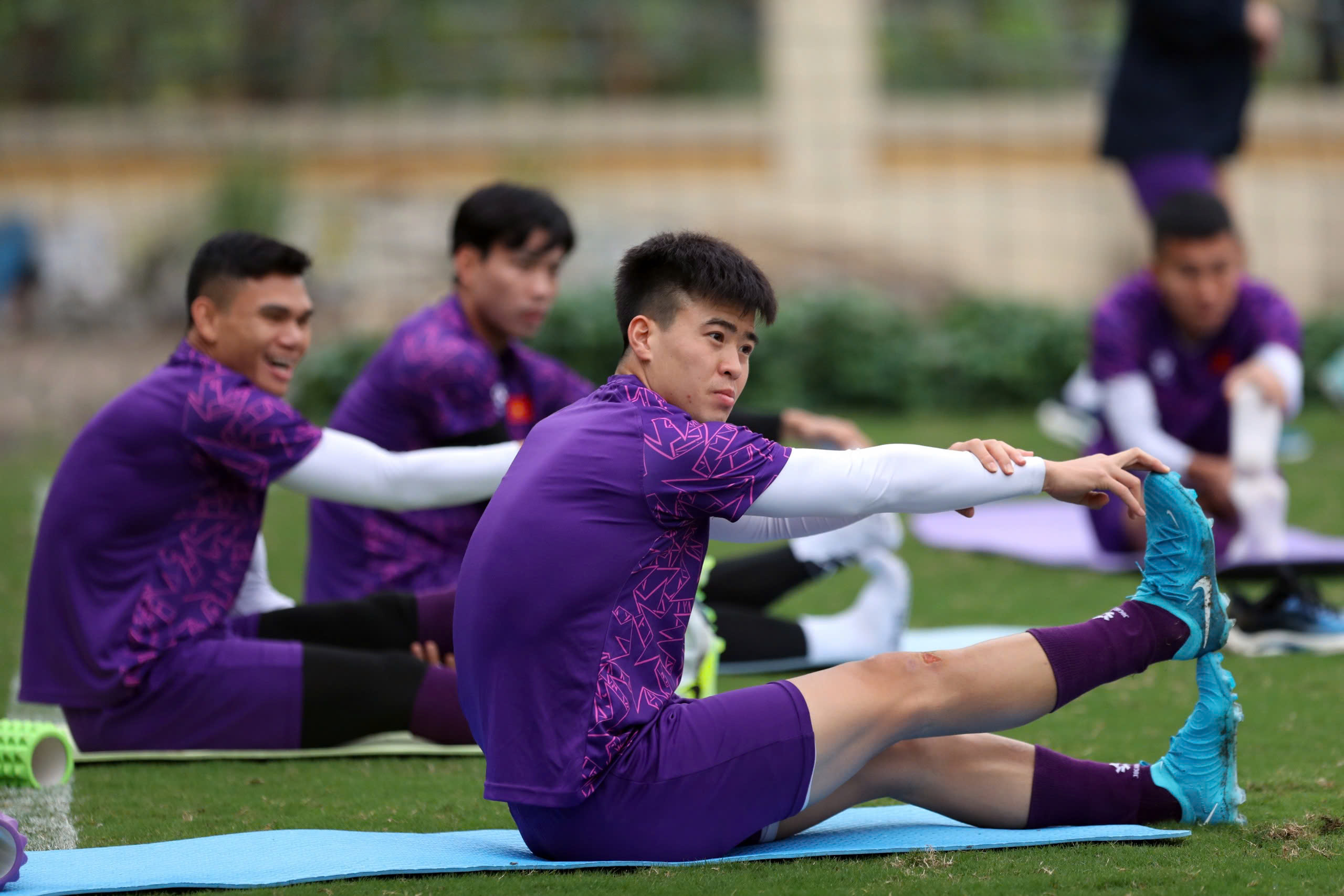 Coach Kim Sang-sik showed off his talent in juggling the ball, fans'leaned' against the fence to watch the Vietnamese team practice - Photo 11.