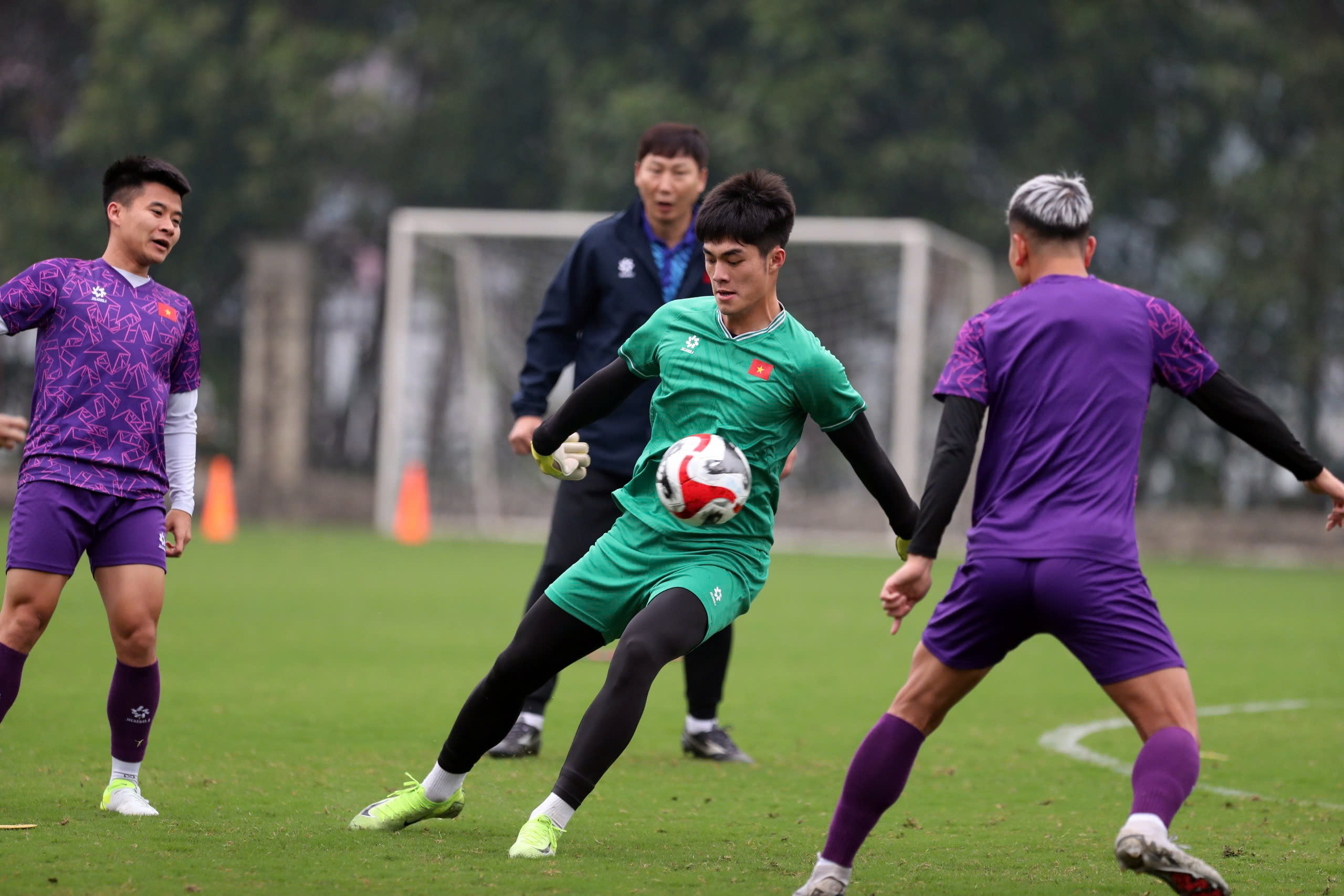 Coach Kim Sang-sik showed off his talent in juggling the ball, fans'leaned' against the fence to watch the Vietnamese team practice - Photo 3.