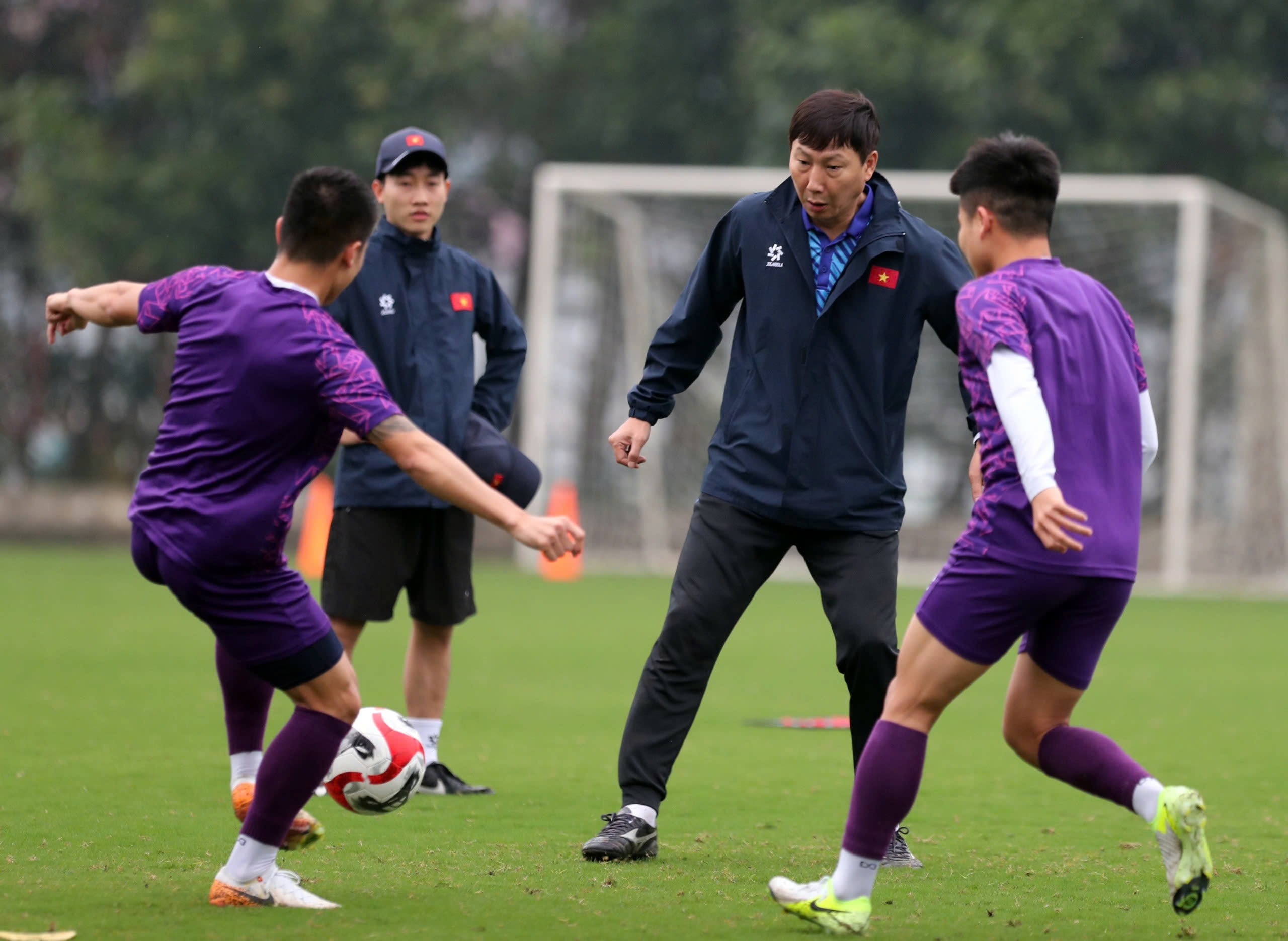 Coach Kim Sang-sik showed off his talent in juggling the ball, fans'leaned' against the fence to watch the Vietnamese team practice - Photo 4.