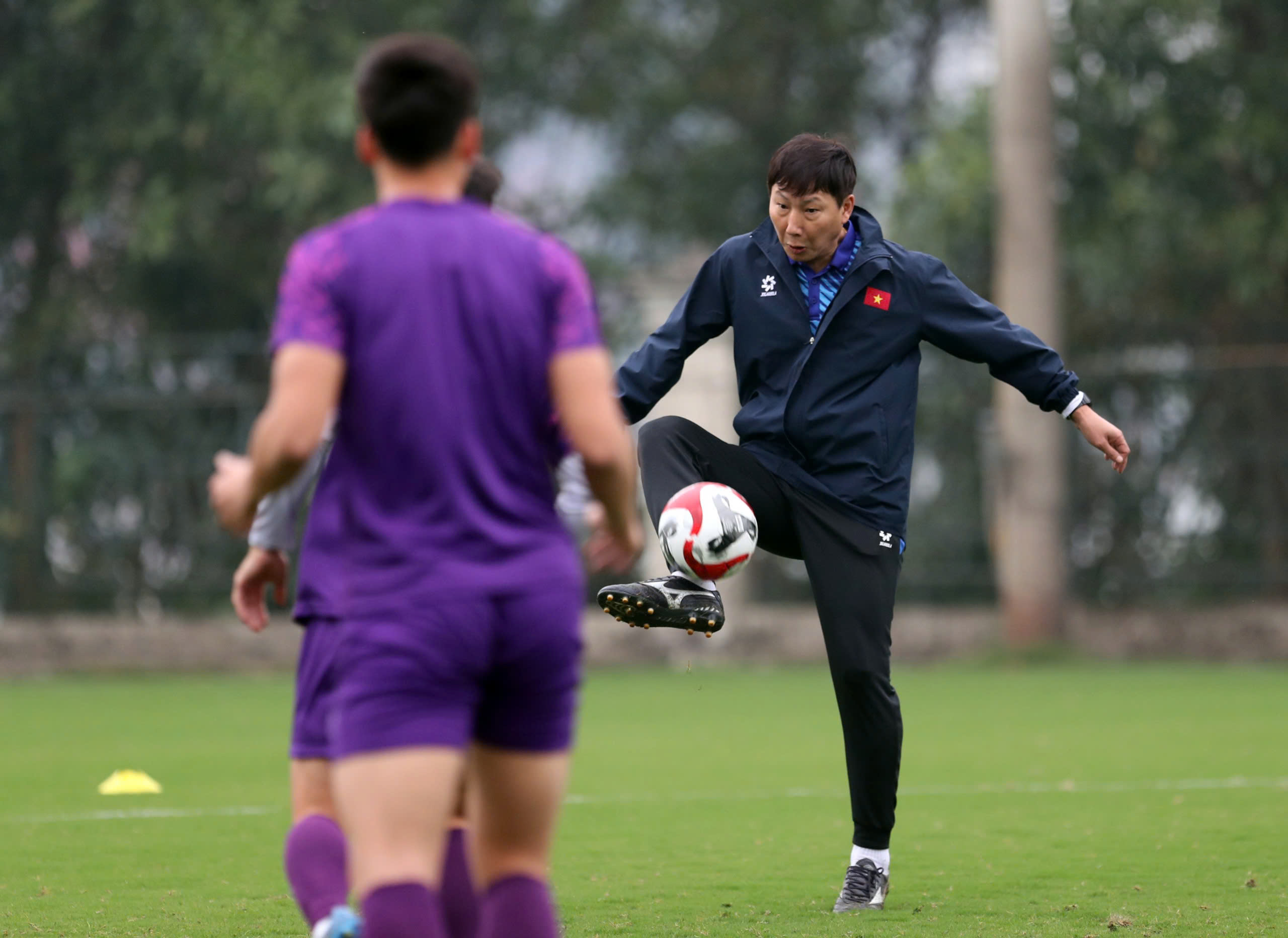 Coach Kim Sang-sik showed off his talent in juggling the ball, fans'leaned' against the fence to watch the Vietnamese team practice - Photo 5.