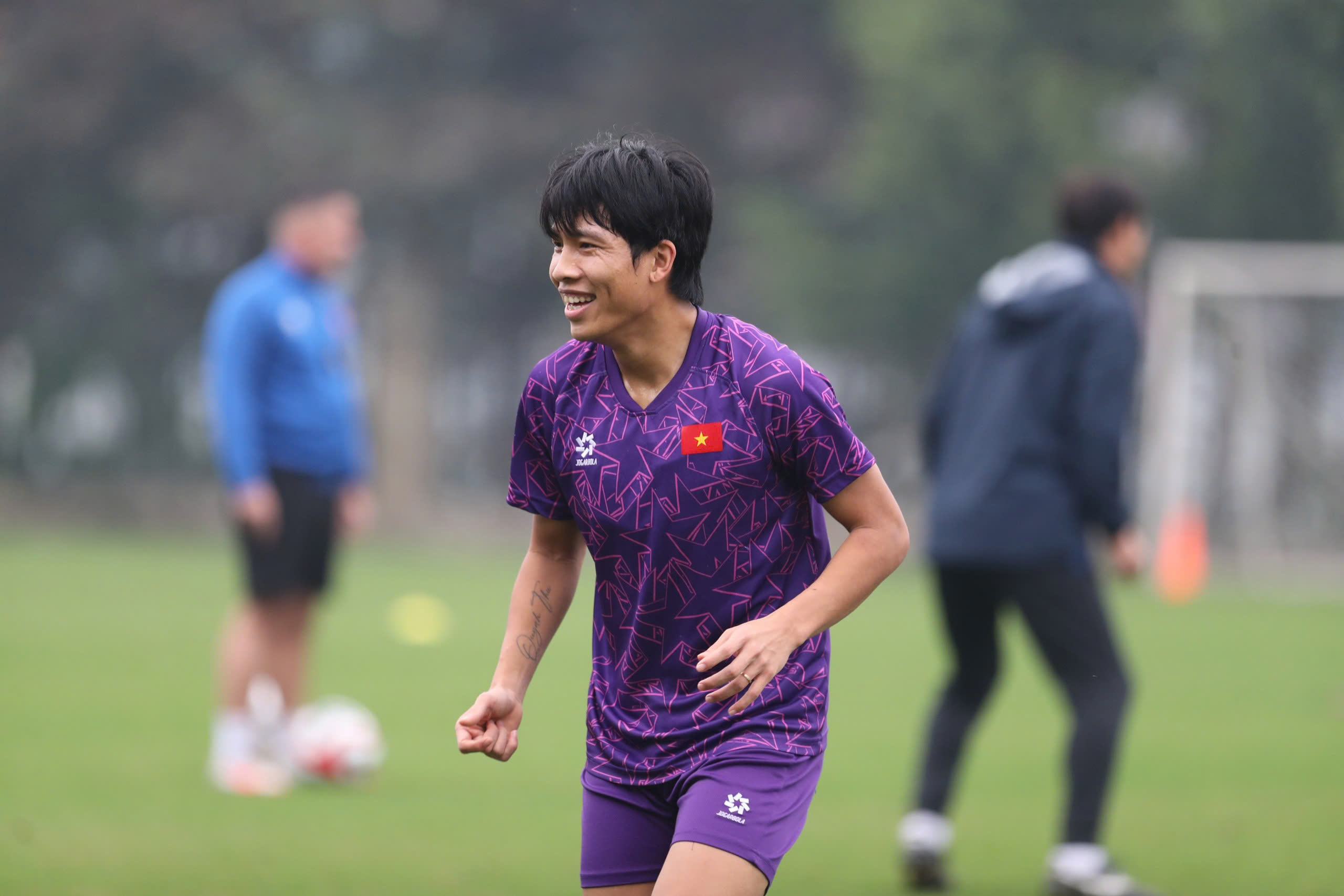 Coach Kim Sang-sik showed off his talent in juggling the ball, fans'leaned' against the fence to watch the Vietnamese team practice - Photo 6.