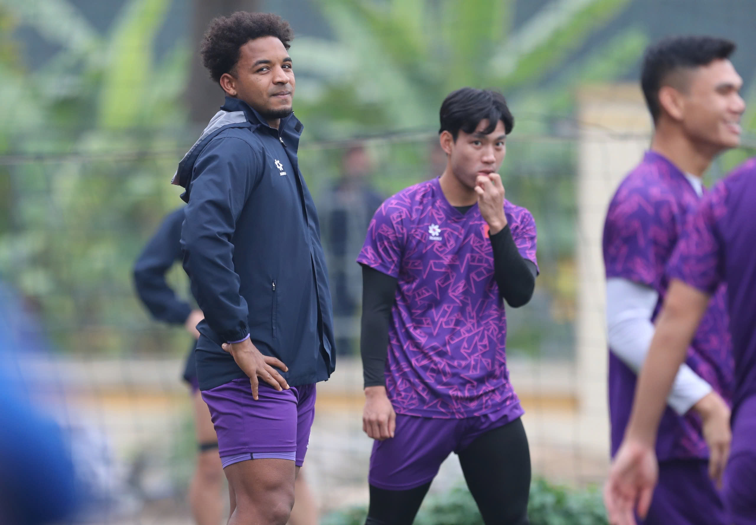 Coach Kim Sang-sik shows off his talent in juggling the ball, fans lean against the fence to watch the Vietnamese team practice - Photo 7.