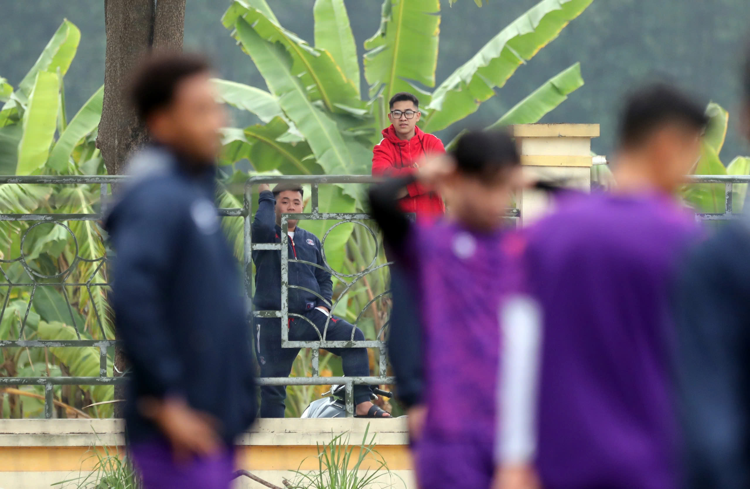 Coach Kim Sang-sik showed off his talent in juggling the ball, fans'leaned' against the fence to watch the Vietnamese team practice - Photo 8.