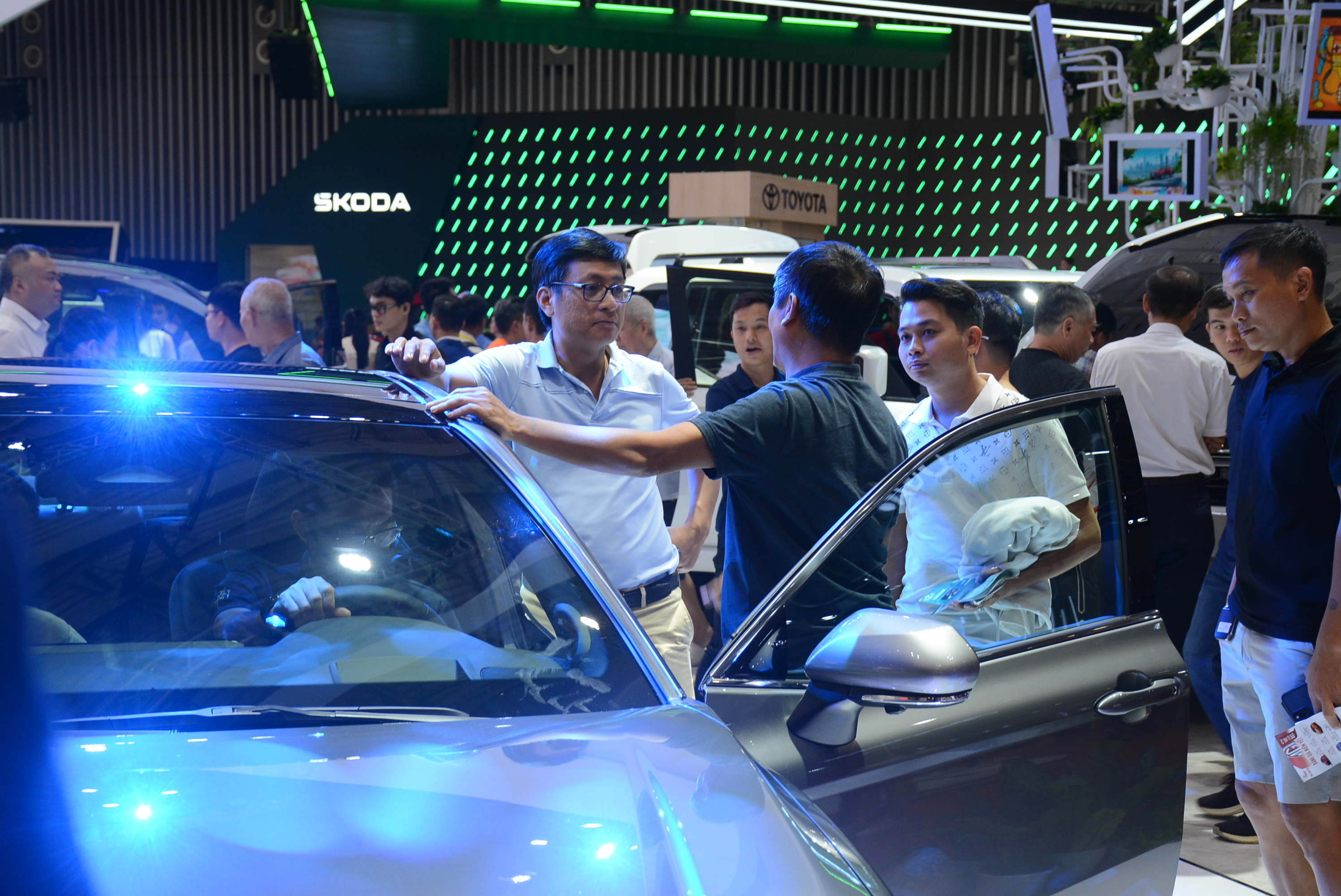 Thị trường ô tô hồi phục, người Việt chuộng xe điện, hybrid