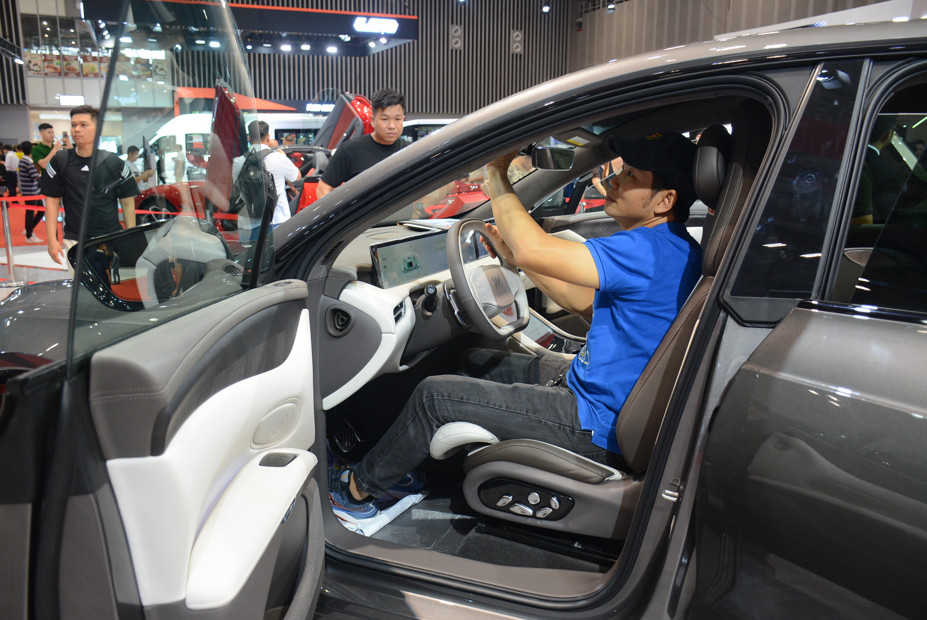 Thị trường ô tô Việt Nam: VinFast dẫn đầu doanh số tháng 11 . 2025 - Ảnh 1. Thị trường ô tô Việt Nam: VinFast dẫn đầu doanh số tháng 11 . 2025 - Ảnh 1.