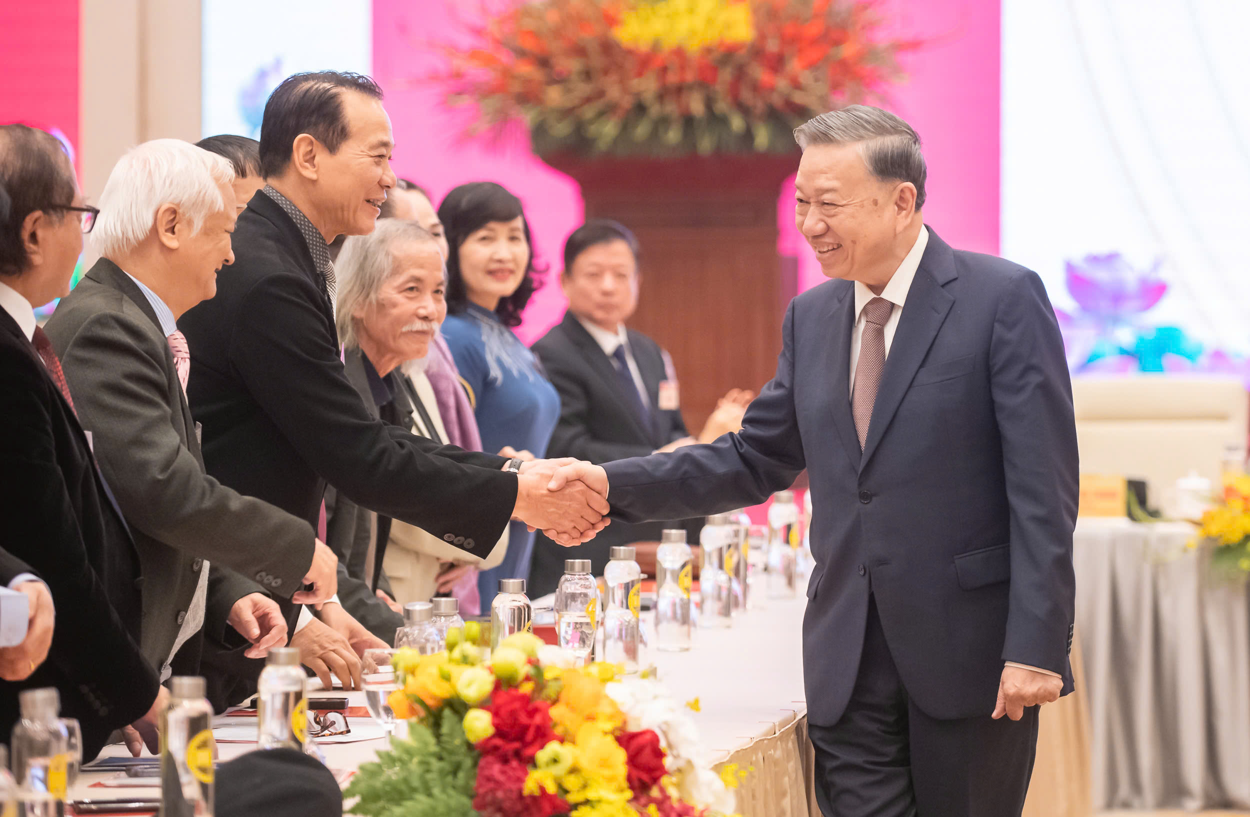 Tổng Bí thư: 'Văn nghệ sĩ phải phấn đấu tạo ra những tác phẩm để đời'- Ảnh 1.