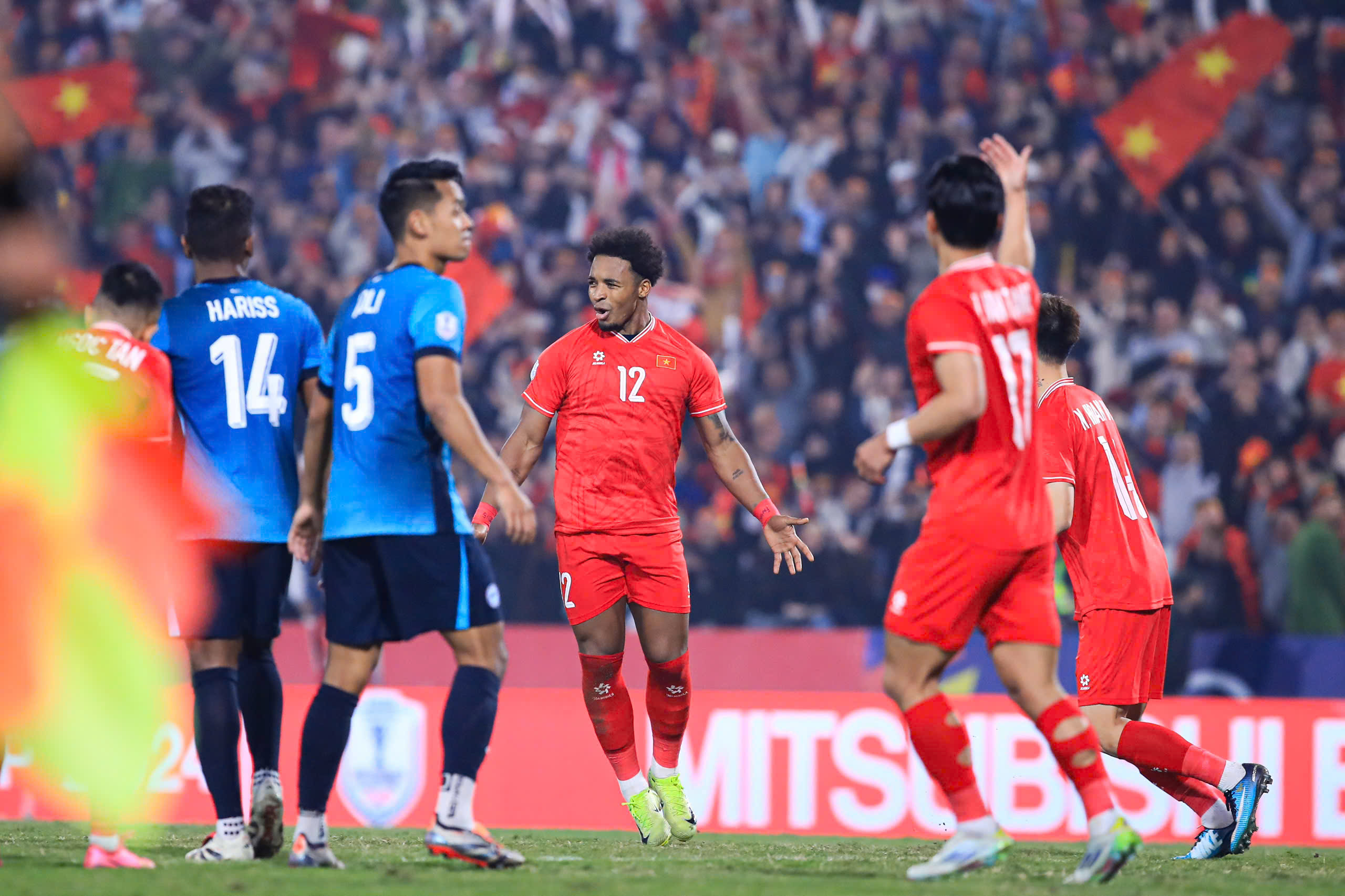 Nguyen Xuan Son (middle) causes suffering for Singapore defenders