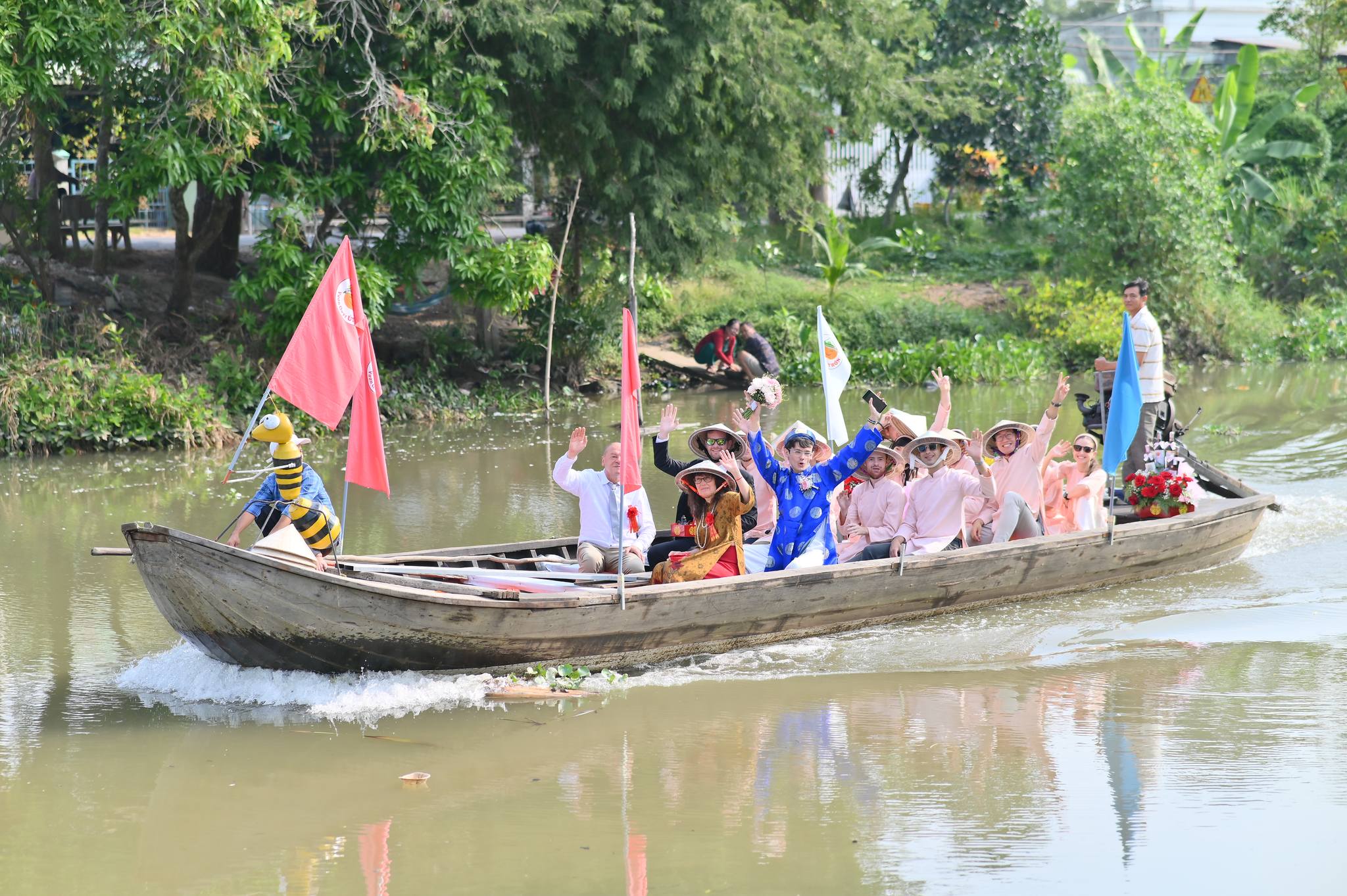 'Nhà trai' Pháp đi ghe rước dâu miền Tây: Đón tết đặc biệt ở Việt Nam- Ảnh 1.