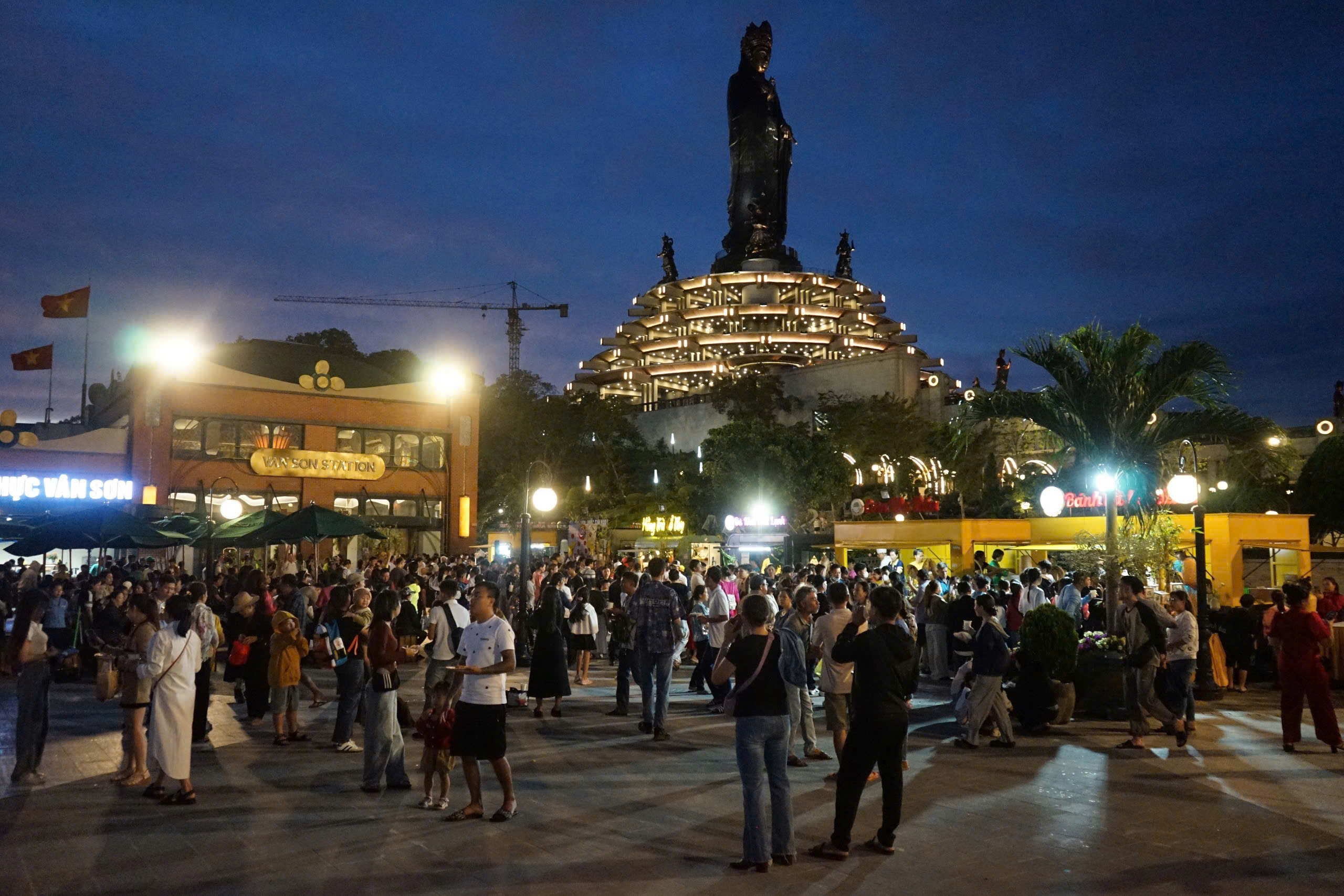 Phiên chợ lá trên núi Bà Đen có gì đặc biệt?- Ảnh 6. Phiên chợ lá trên núi Bà Đen có gì đặc biệt?- Ảnh 6.