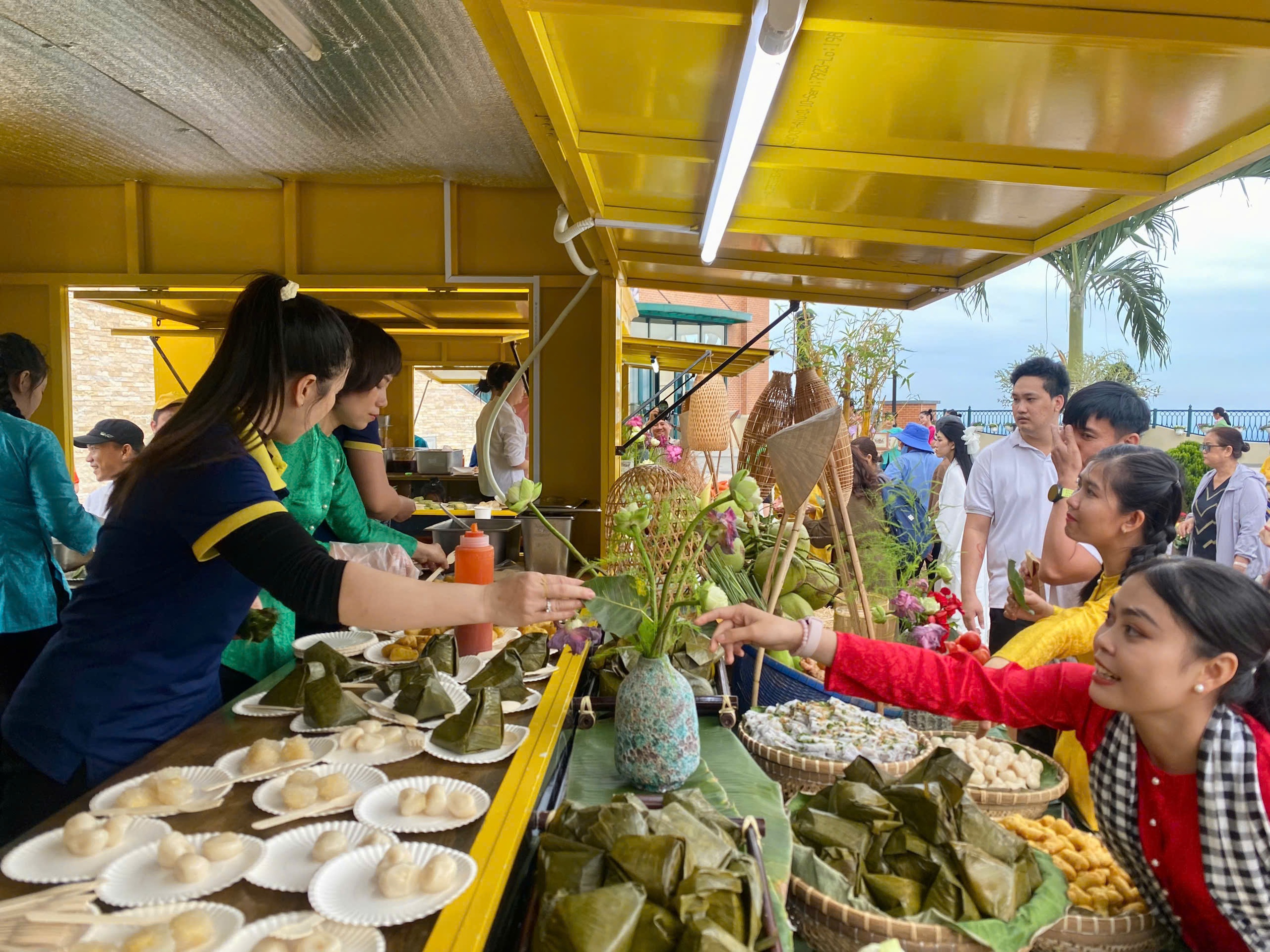 Phiên chợ lá trên núi Bà Đen có gì đặc biệt?- Ảnh 2. Phiên chợ lá trên núi Bà Đen có gì đặc biệt?- Ảnh 2.