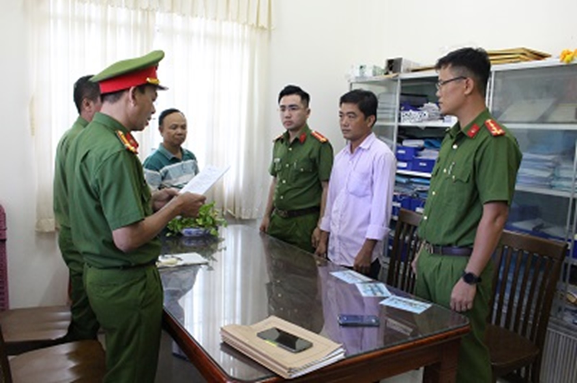 Liên quan vụ án kế toán tham ô, cựu chủ tịch LĐLĐ huyện bị khởi tố- Ảnh 2. Liên quan vụ án kế toán tham ô, cựu chủ tịch LĐLĐ huyện bị khởi tố- Ảnh 2.