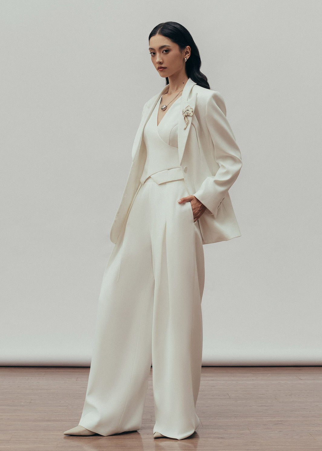 5 sfaturi pentru a te îmbrăca bine la serviciu și la ieșit în oraș în acest sezon - Fotografia 4. 5 bí quyết mặc đẹp đi làm, đi chơi mùa này- Ảnh 4.