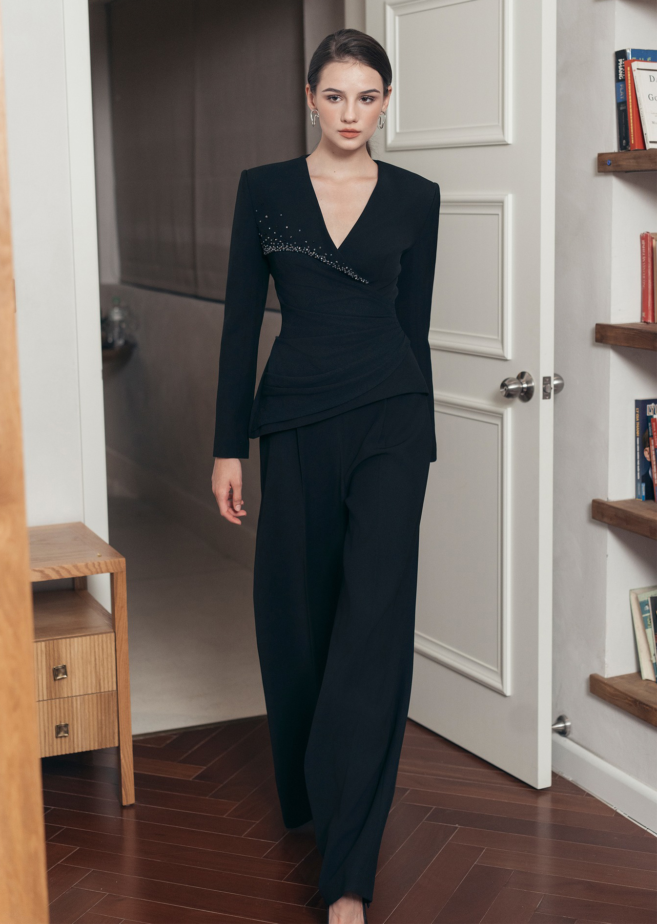 5 sfaturi pentru a te îmbrăca bine la serviciu și la ieșit în oraș în acest sezon - Fotografia 1. 5 bí quyết mặc đẹp đi làm, đi chơi mùa này- Ảnh 1.