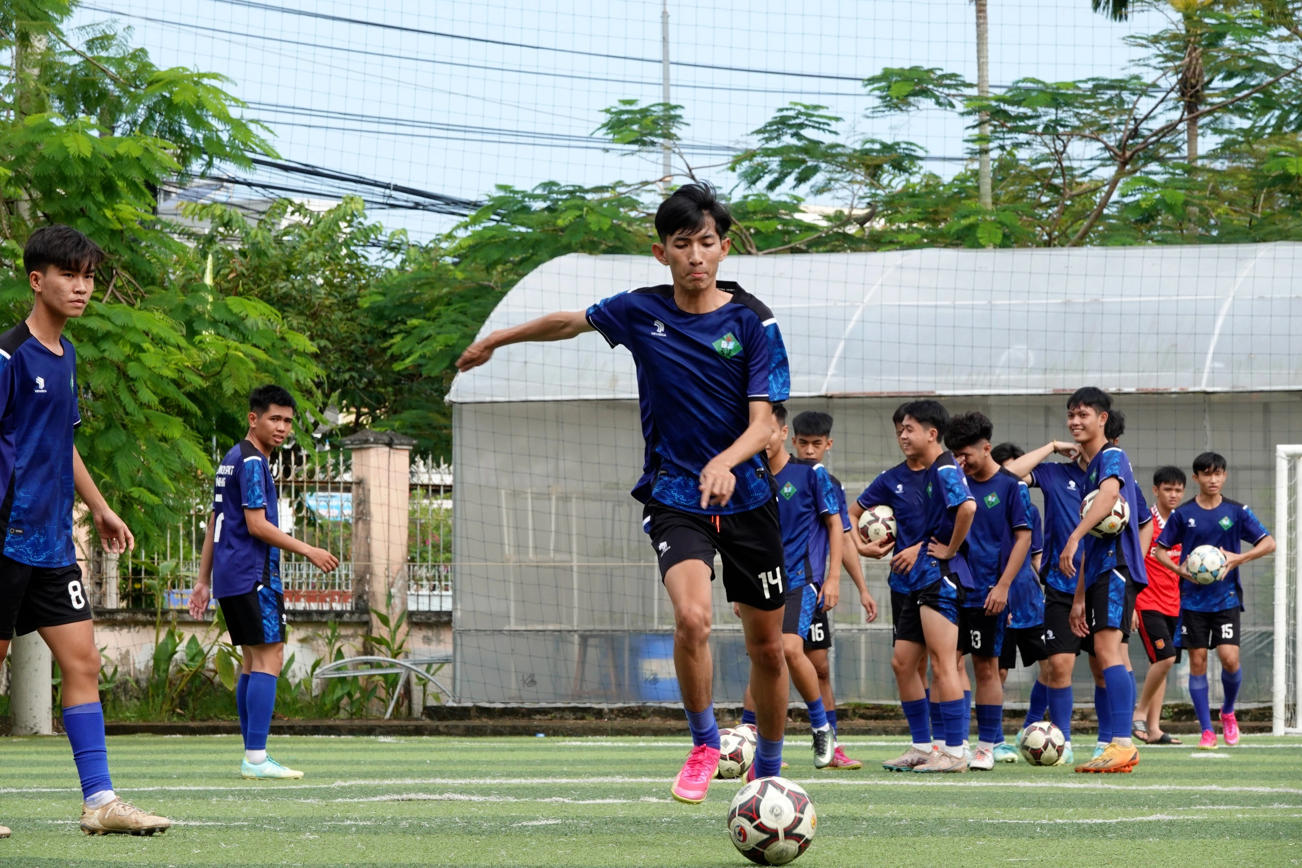 Trường ĐH ở miền Tây chi trăm triệu đầu tư cho đội bóng tham gia TNSV THACO cup 2025- Ảnh 1.