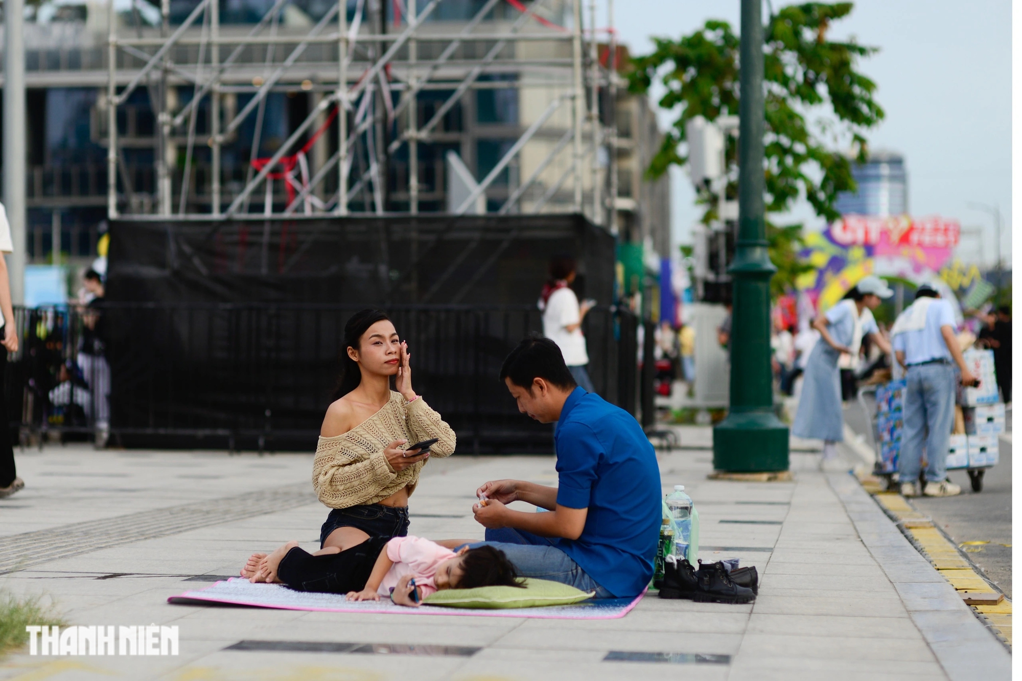 Hàng ngàn người đổ về công viên bờ sông Sài Gòn đón năm mới 2025- Ảnh 11.