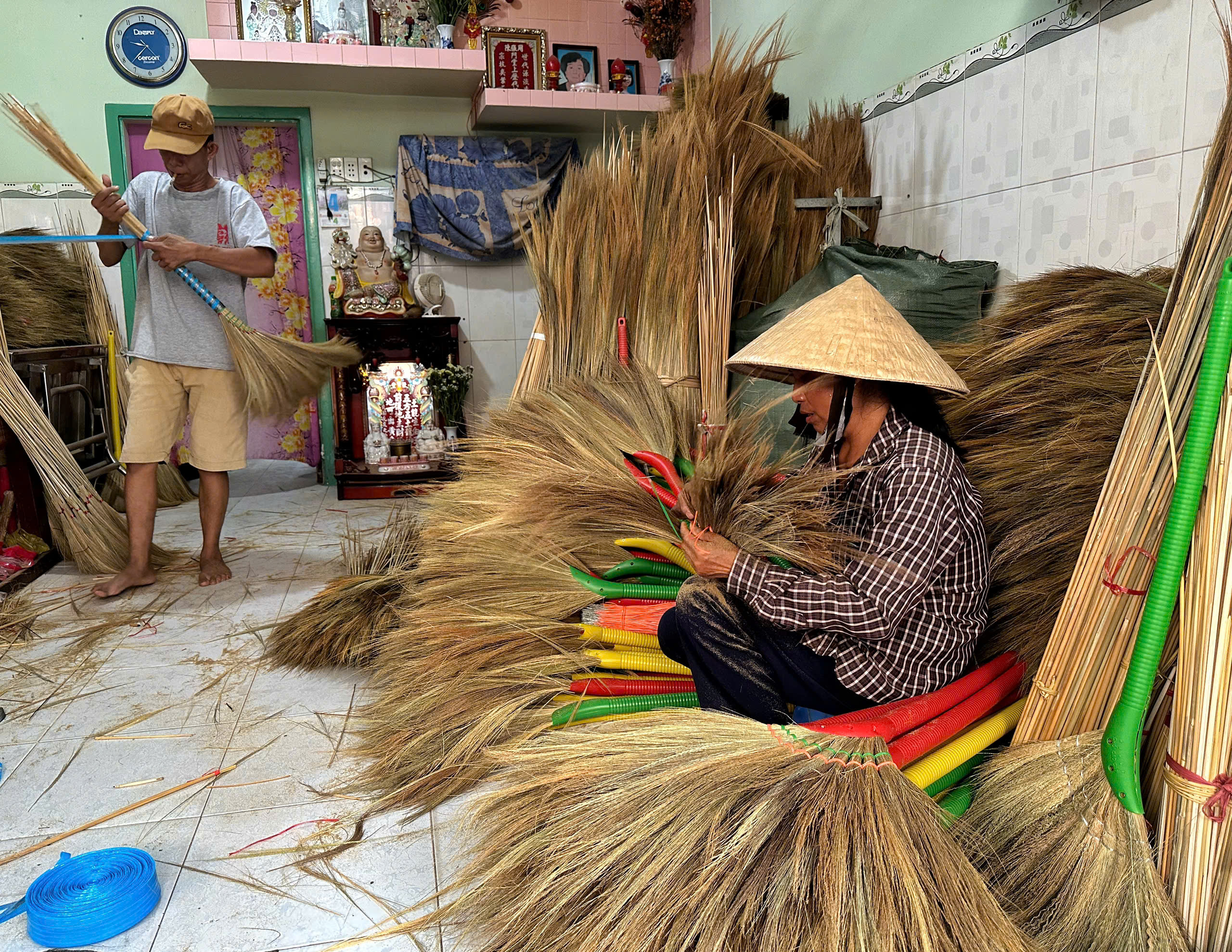 X&oacute;m l&agrave;m chổi đ&oacute;t độc nhất TP.HCM tất bật vụ tết: "L&agrave;m gấp đ&ocirc;i ng&agrave;y thường"- Ảnh 3.