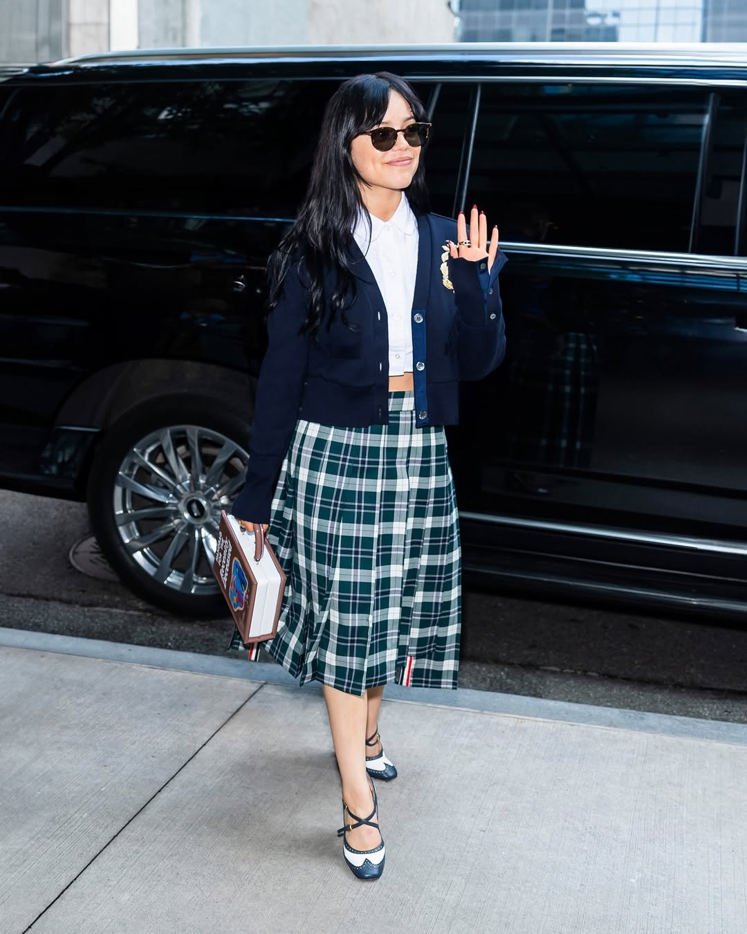 Το μυστικό για να ανανεώνετε την γκαρνταρόμπα σας κάθε μέρα με μια μίντι φούστα - Φωτογραφία 4. Bí quyết làm mới tủ đồ mỗi ngày với váy midi- Ảnh 4.