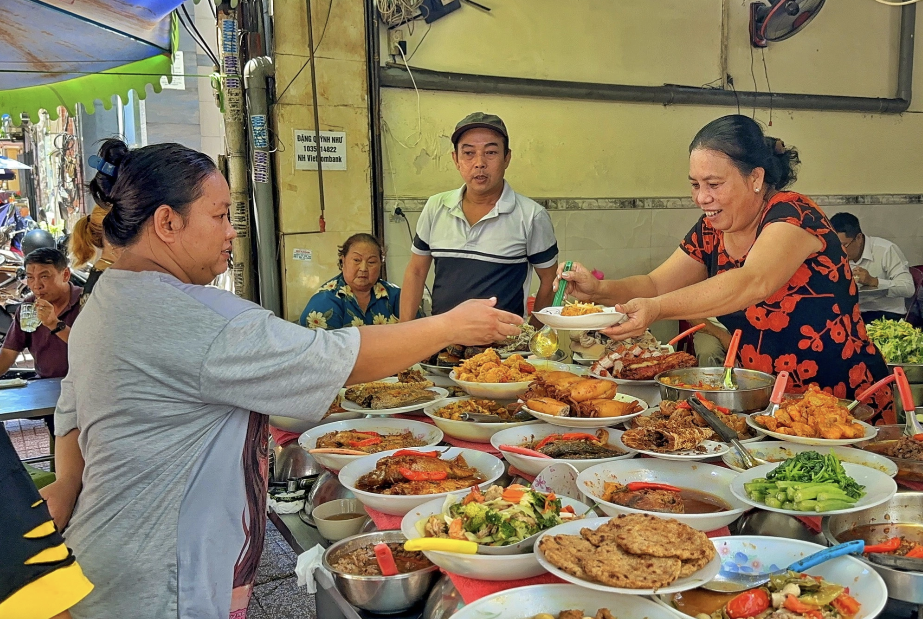 'Cơm nhà giàu' ở TP.HCM, phần ăn mắc nhất 200.000 đồng: Lời dặn của bà chủ trước khi mất- Ảnh 1.