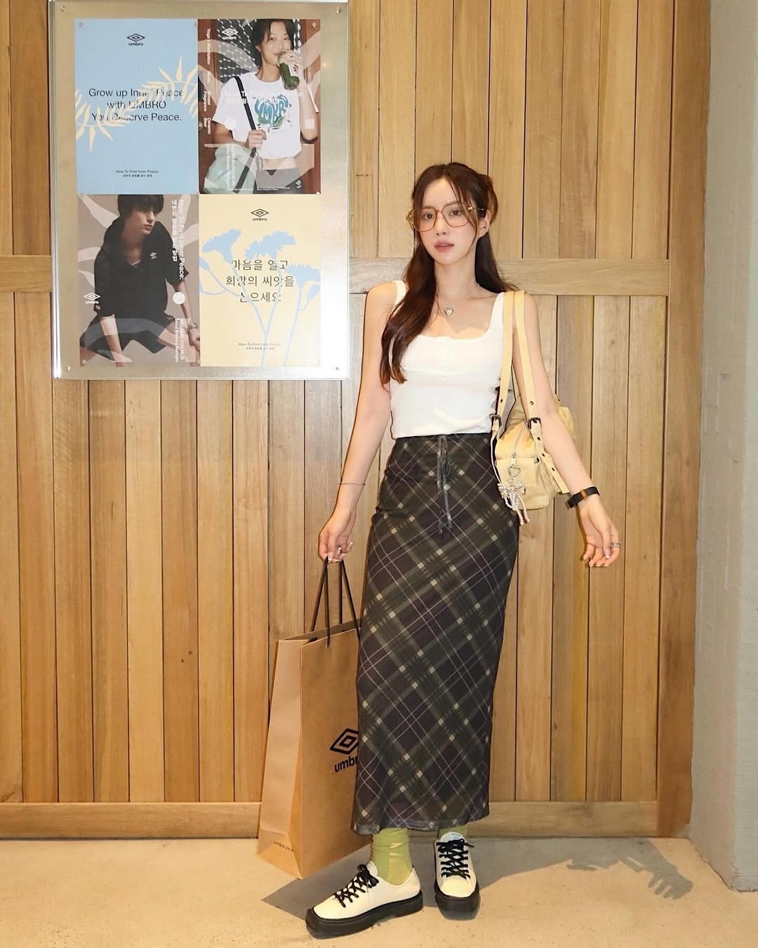 Το μυστικό για να ανανεώνετε την γκαρνταρόμπα σας κάθε μέρα με μια μίντι φούστα - Φωτογραφία 6. Bí quyết làm mới tủ đồ mỗi ngày với váy midi- Ảnh 6.