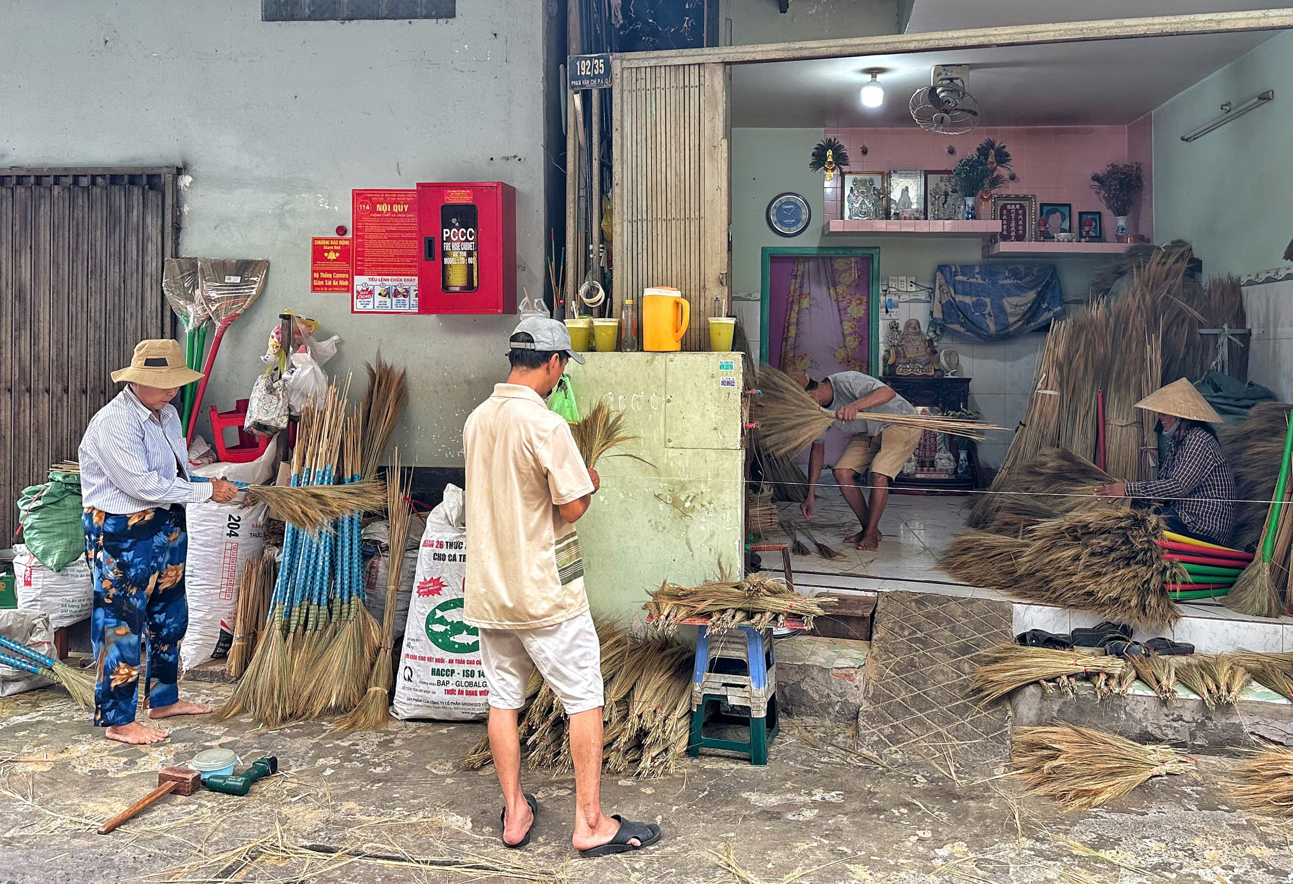 X&oacute;m l&agrave;m chổi đ&oacute;t độc nhất TP.HCM tất bật vụ tết: "L&agrave;m gấp đ&ocirc;i ng&agrave;y thường"- Ảnh 1.