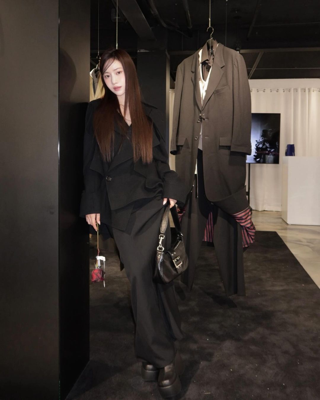 Το μυστικό για να ανανεώνετε την γκαρνταρόμπα σας κάθε μέρα με μια μίντι φούστα - Φωτογραφία 8. Bí quyết làm mới tủ đồ mỗi ngày với váy midi- Ảnh 8.