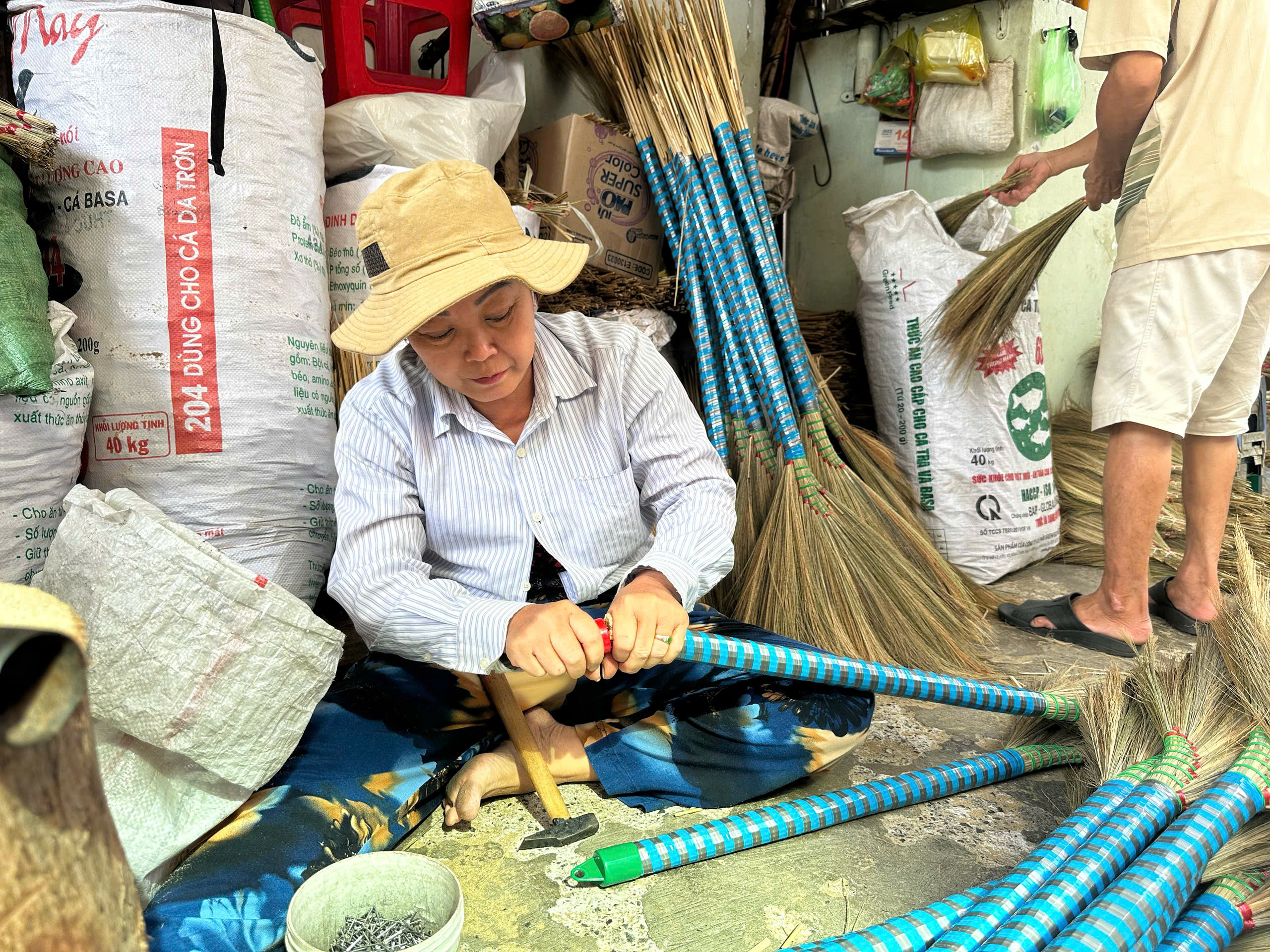 X&oacute;m l&agrave;m chổi đ&oacute;t độc nhất TP.HCM tất bật vụ tết: "L&agrave;m gấp đ&ocirc;i ng&agrave;y thường"- Ảnh 2.