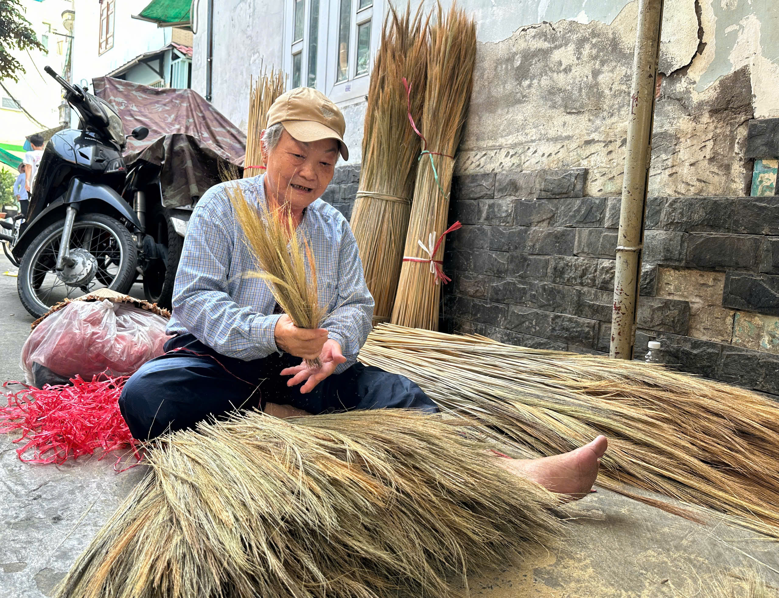 X&oacute;m l&agrave;m chổi đ&oacute;t độc nhất TP.HCM tất bật vụ tết: "L&agrave;m gấp đ&ocirc;i ng&agrave;y thường"- Ảnh 5.