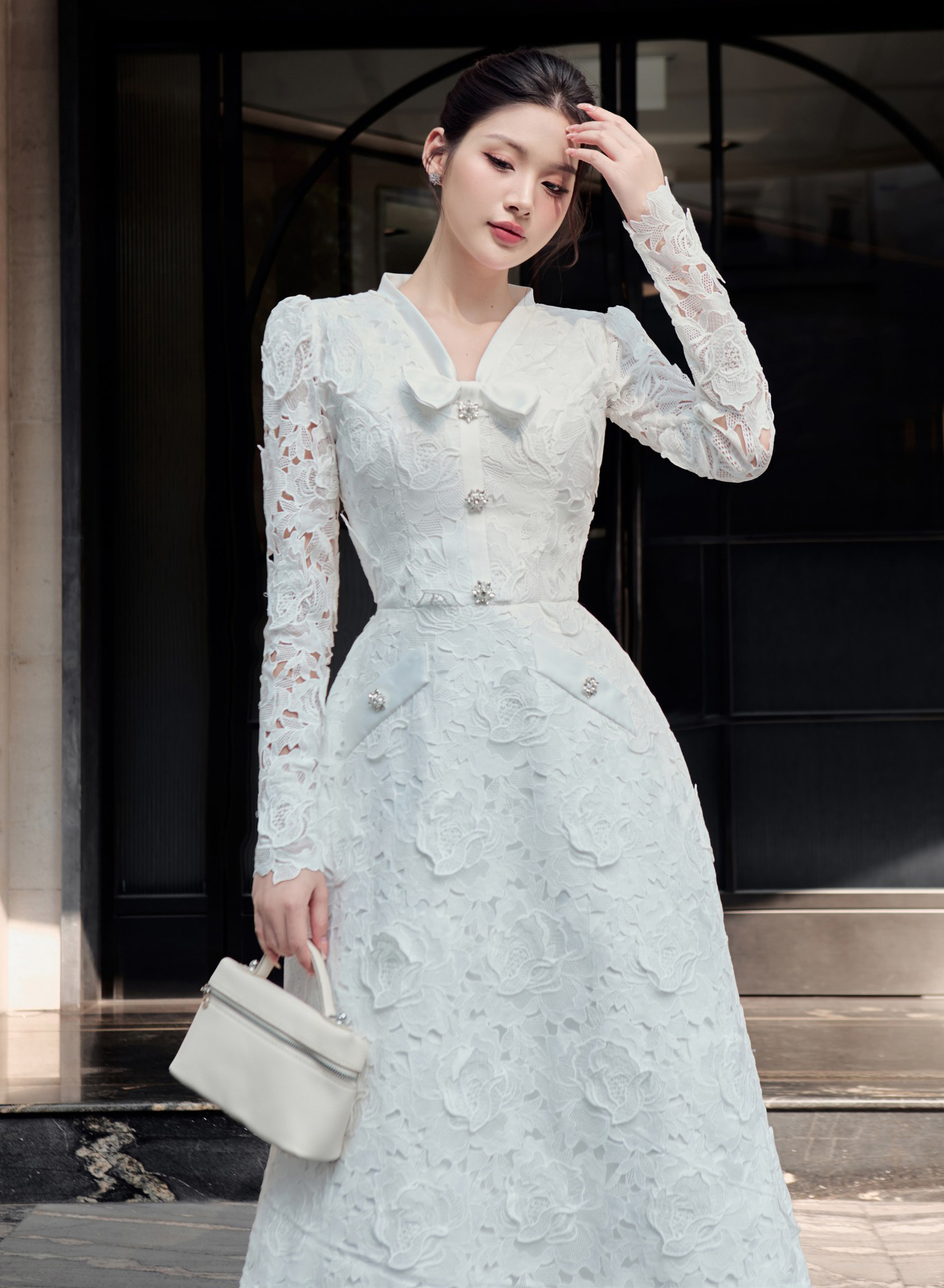 Trajes coloridos destacam sua nobre beleza no final do ano - Foto 4. Trang phục sáng màu làm nổi bật vẻ đẹp quý phái cho nàng dịp cuối năm- Ảnh 4.