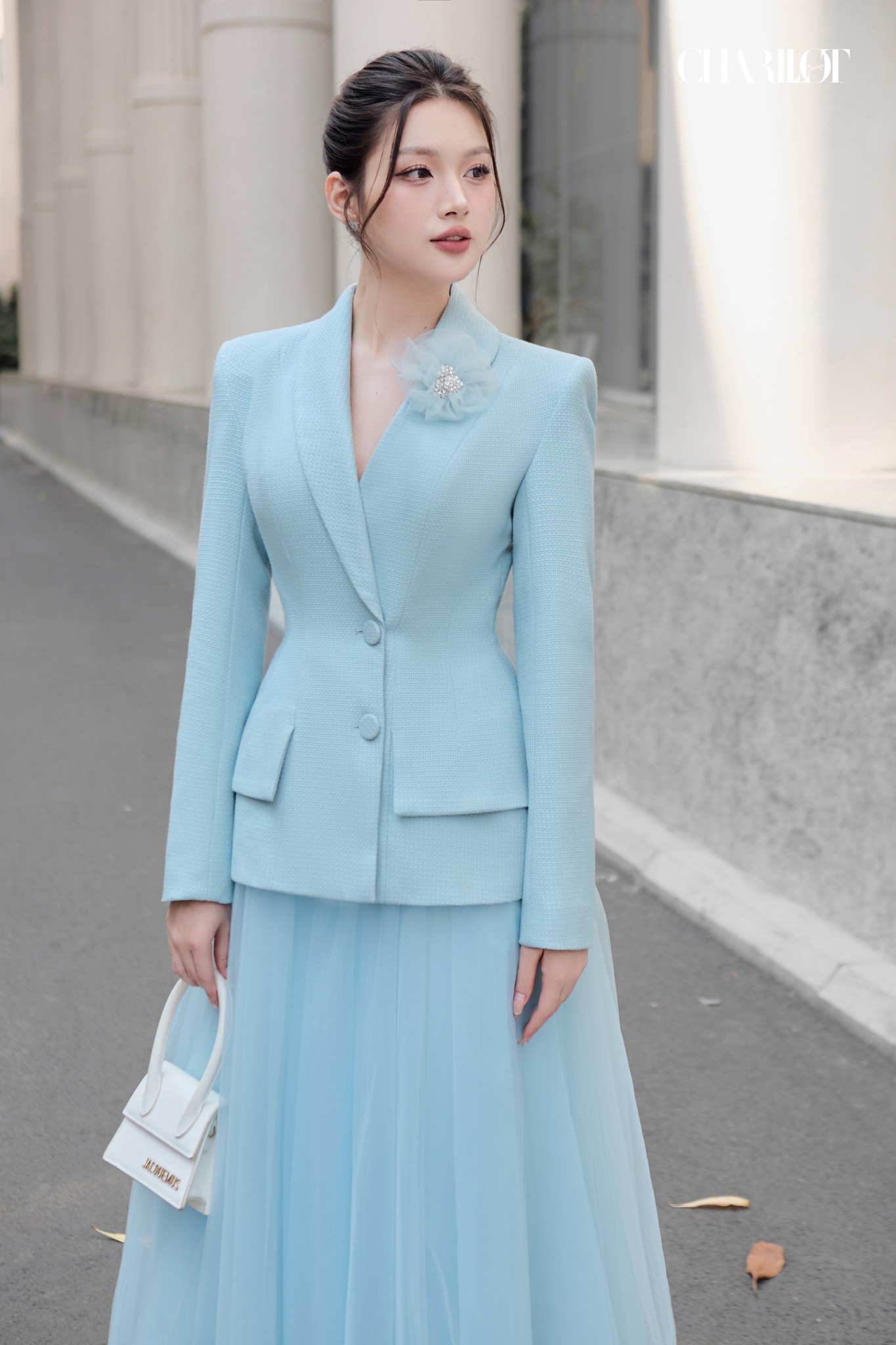 Trajes coloridos destacam sua nobre beleza no final do ano - Foto 9. Trang phục sáng màu làm nổi bật vẻ đẹp quý phái cho nàng dịp cuối năm- Ảnh 9.