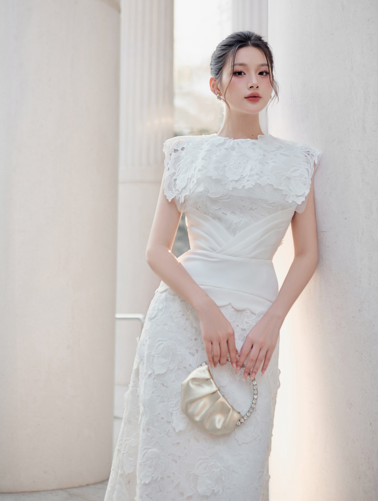 Trajes coloridos destacam sua nobre beleza no final do ano - Foto 5. Trang phục sáng màu làm nổi bật vẻ đẹp quý phái cho nàng dịp cuối năm- Ảnh 5.