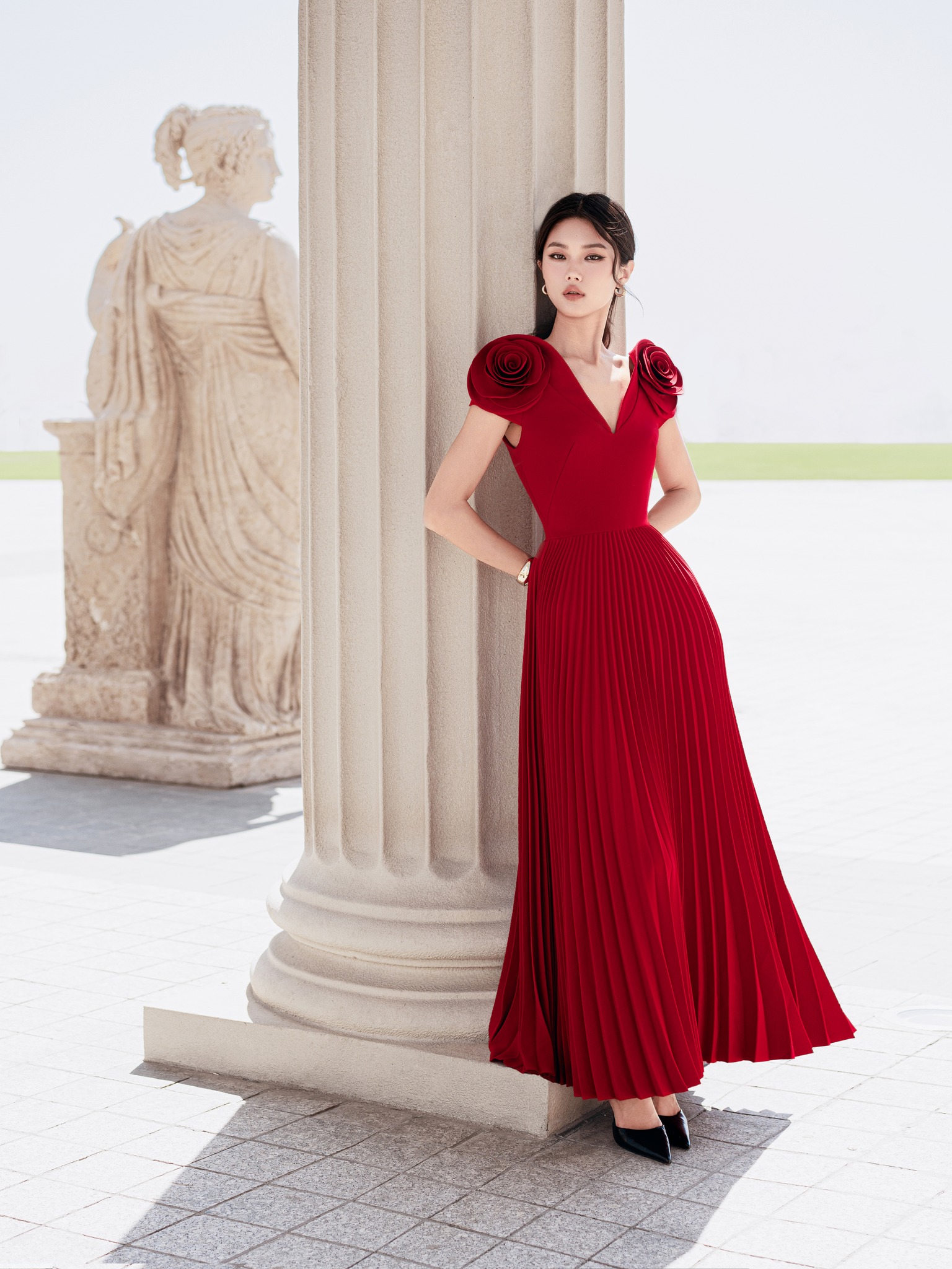 Trajes coloridos realçam sua nobre beleza no final do ano - Foto 7. Trang phục sáng màu làm nổi bật vẻ đẹp quý phái cho nàng dịp cuối năm- Ảnh 7.