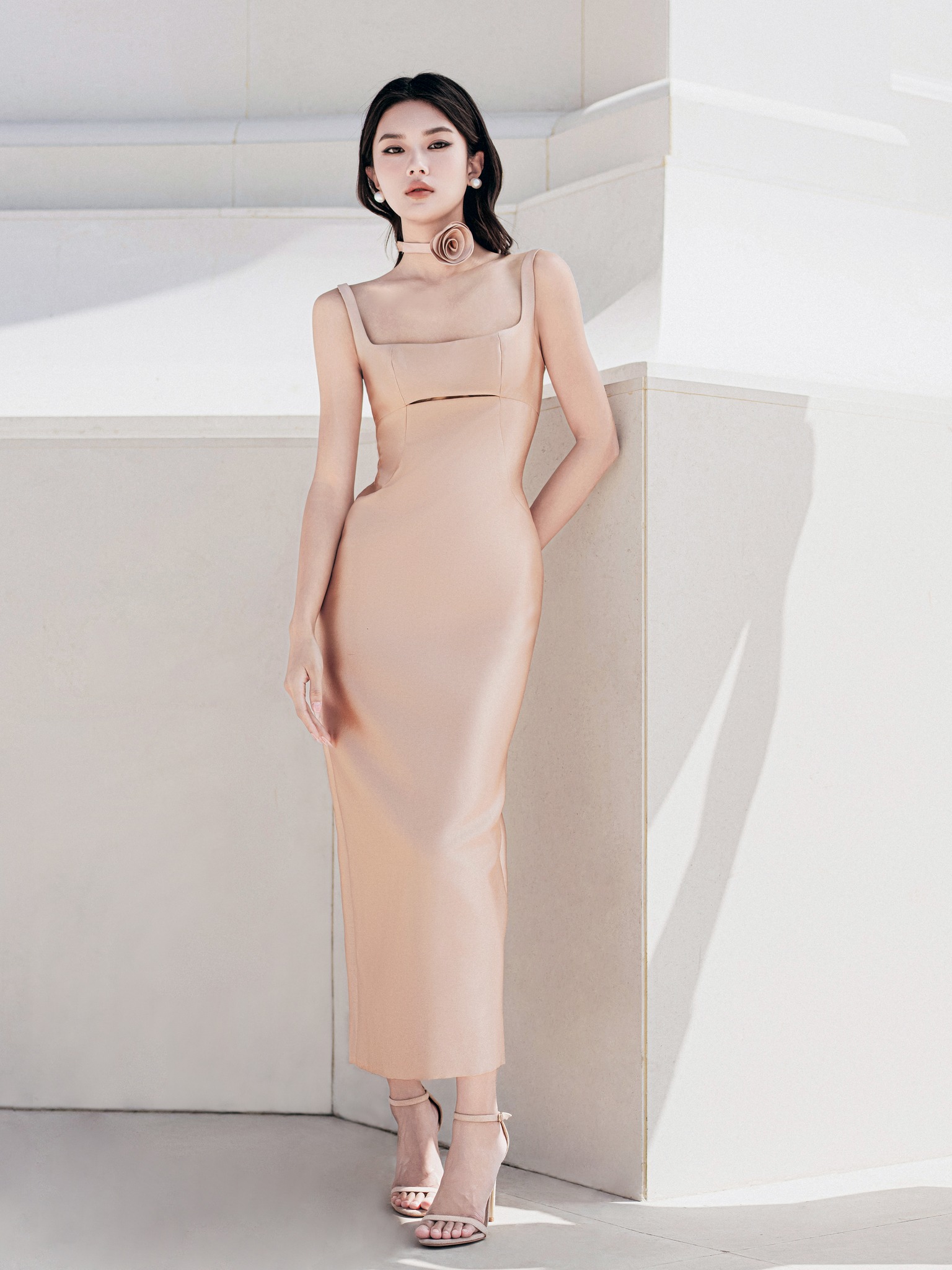 Trajes coloridos destacam sua nobre beleza no final do ano - Foto 1. Trang phục sáng màu làm nổi bật vẻ đẹp quý phái cho nàng dịp cuối năm- Ảnh 1.